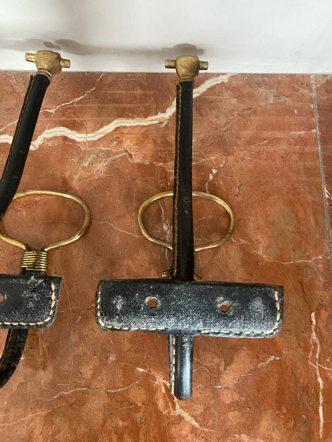 Paire de patères cuir et bronze mains