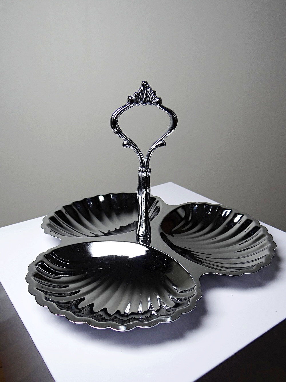 Vintage three-bowl server in silver-plated metal, shell decoration 1970-80.