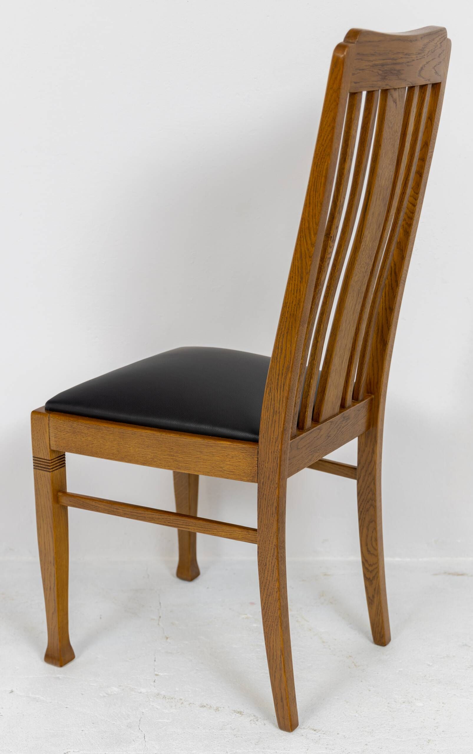 Set of 6 Art Nouveau chairs and armchairs in oak and leather.