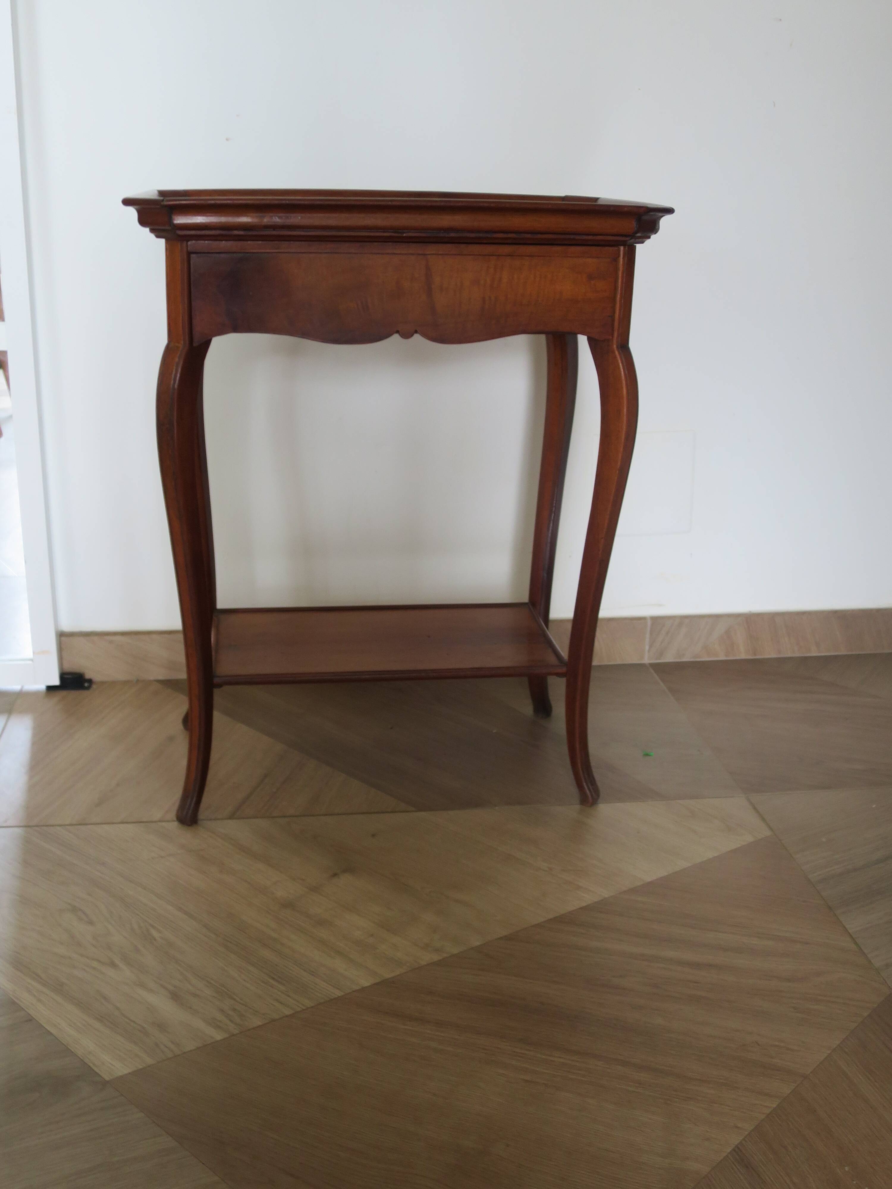 Side table – End table – Mahogany – Raised edge top – 1 drawer