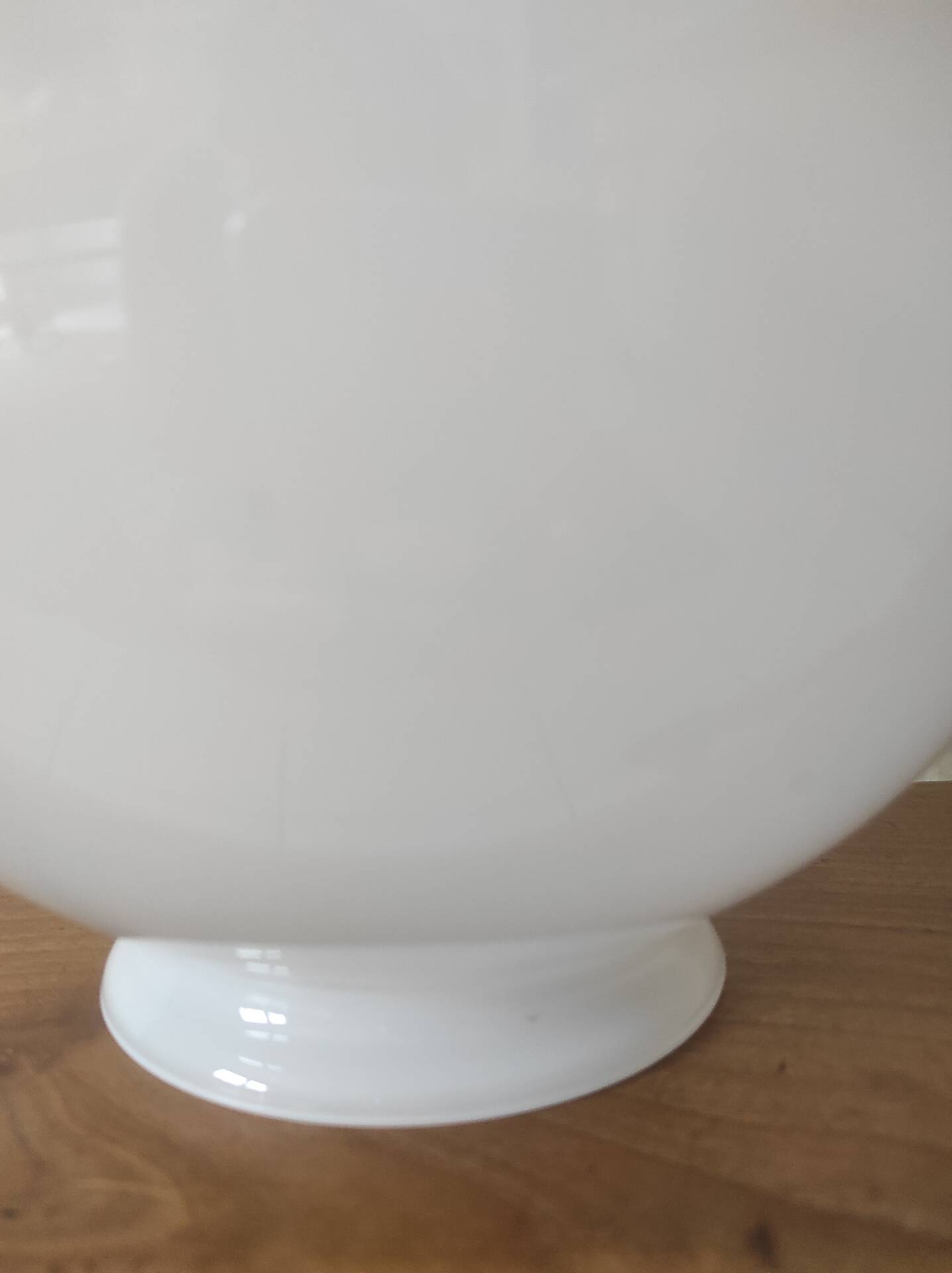 Opaline glass globe with a diameter of 20 cm.