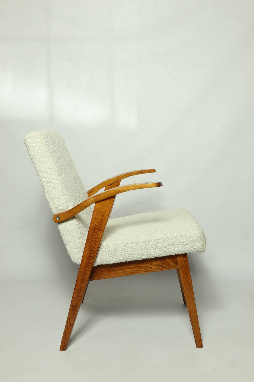 Fauteuil en bois et tissu bouclette beige clair restauré, design Puchala 1970