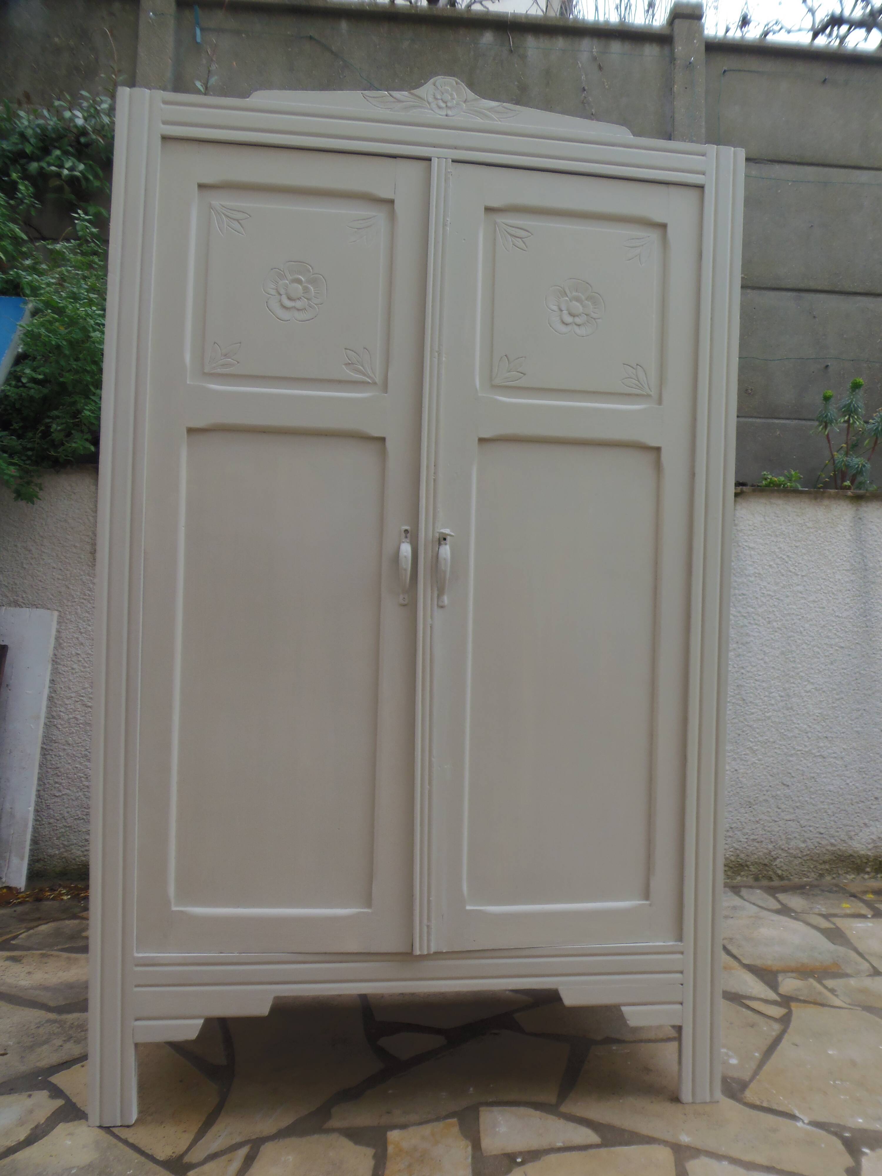Armoire Art Déco réenchantée en beige.