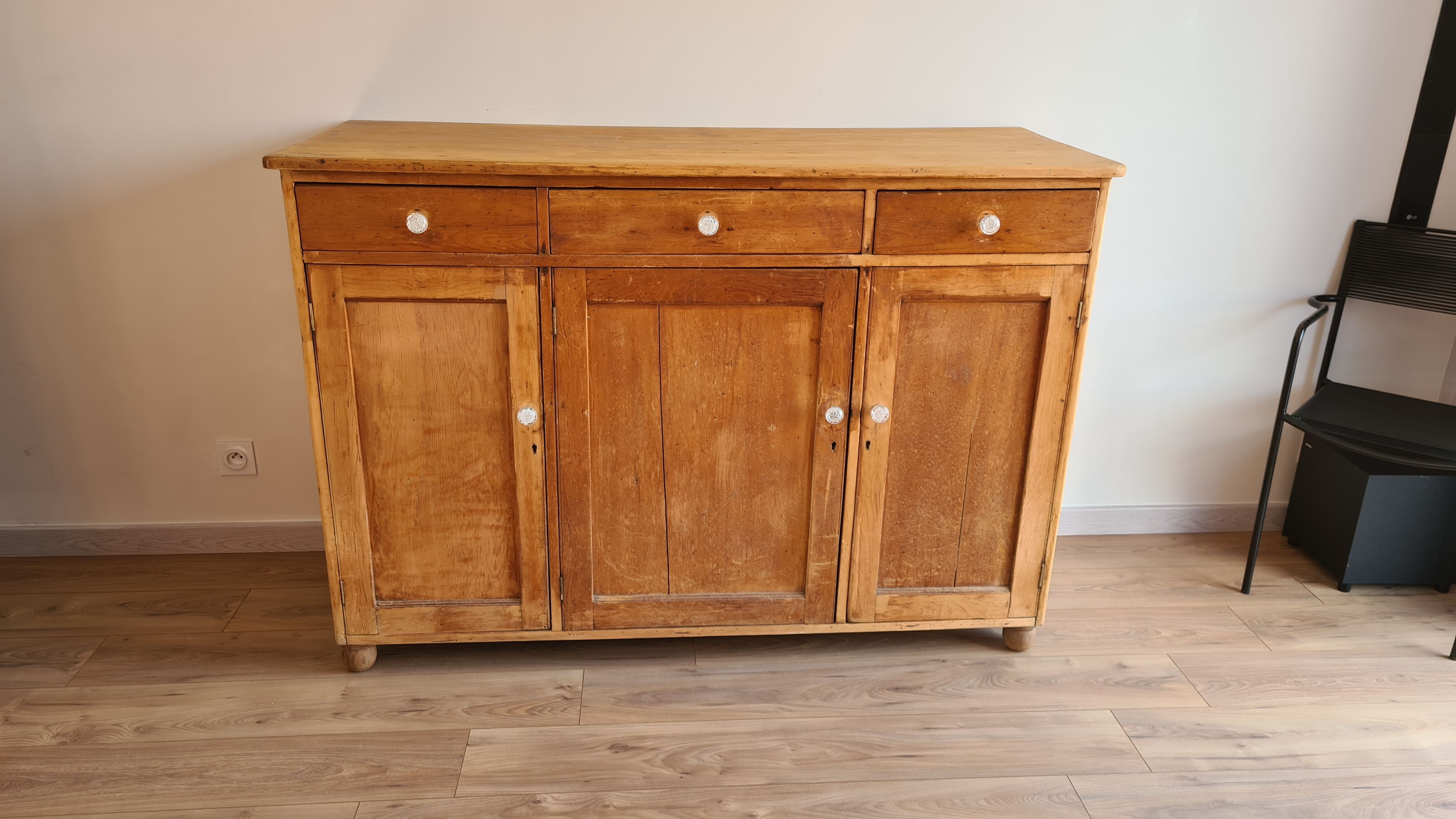English buffet in pine of the nineteenth century