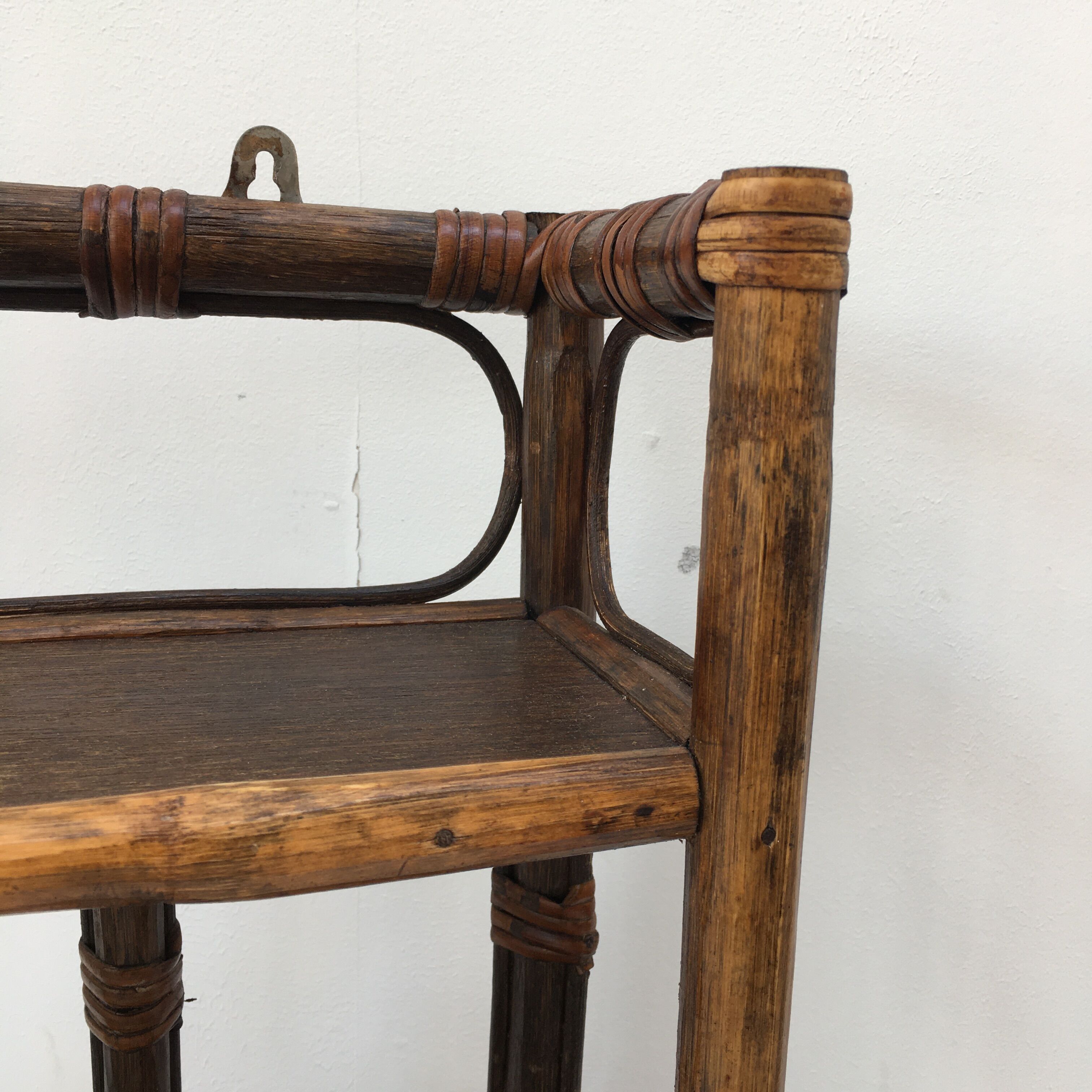 Étagère en rotin vintage