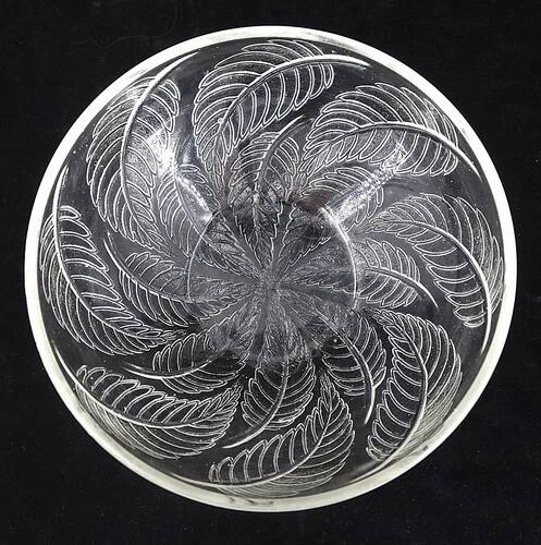 Cups "chestnut leaves" in Lalique glass, excellent condition, signed.