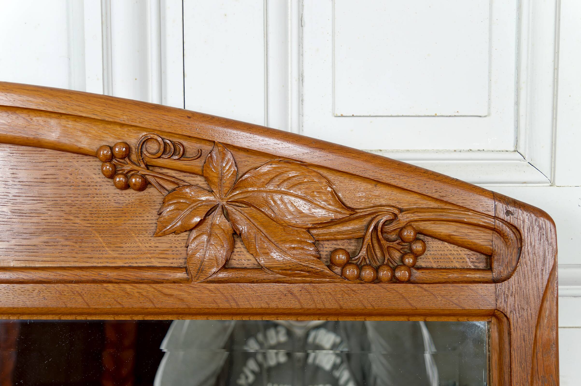 Important carved oak mirror, Art Nouveau, Circa 1910