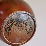 Vase mince avec finition métallique.