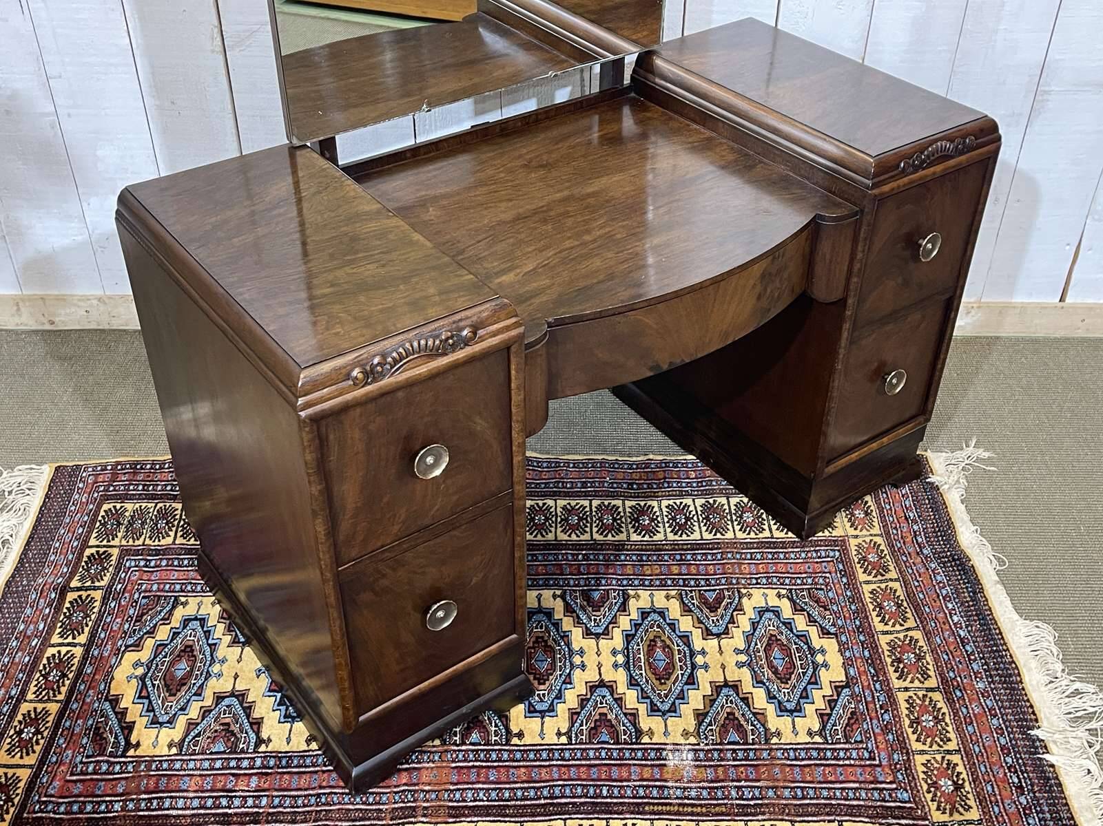 Art Deco English hairdresser in walnut from the 1930s.