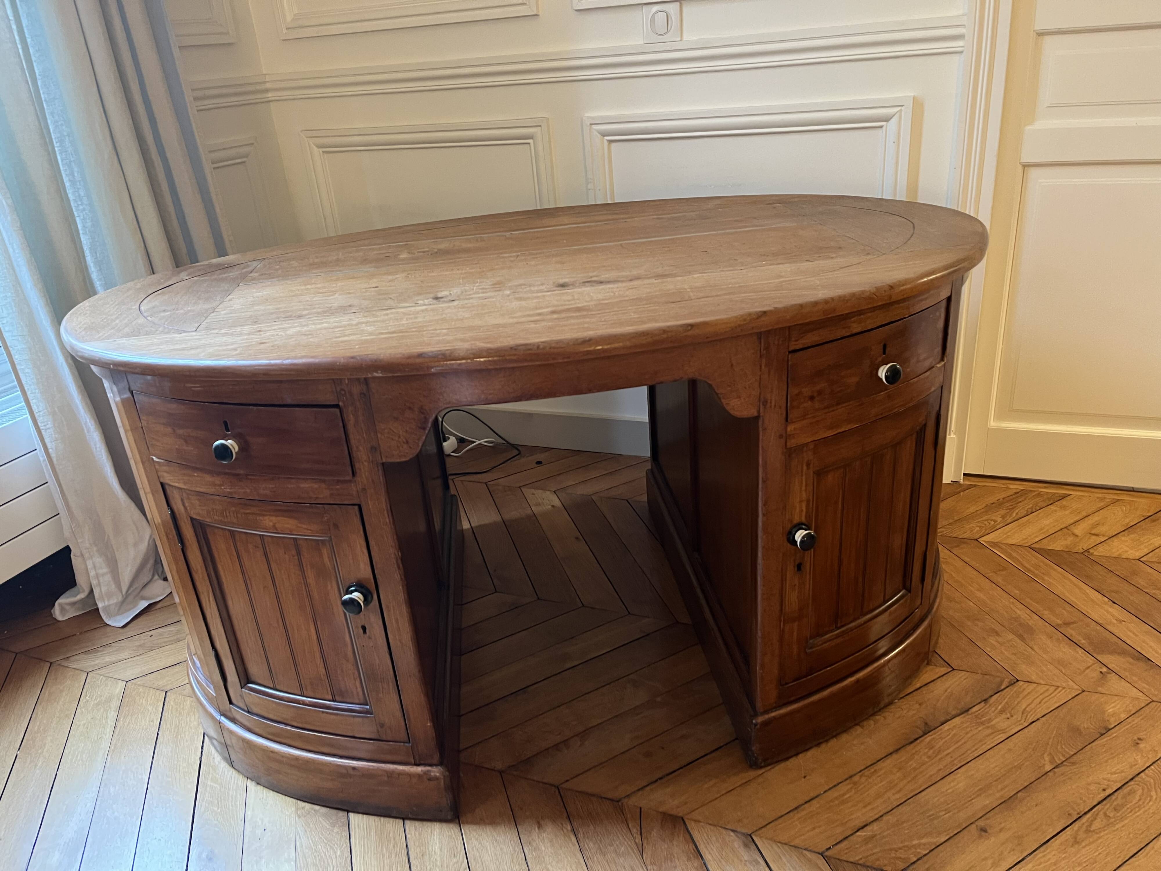 Oval desk in varnished solid wood