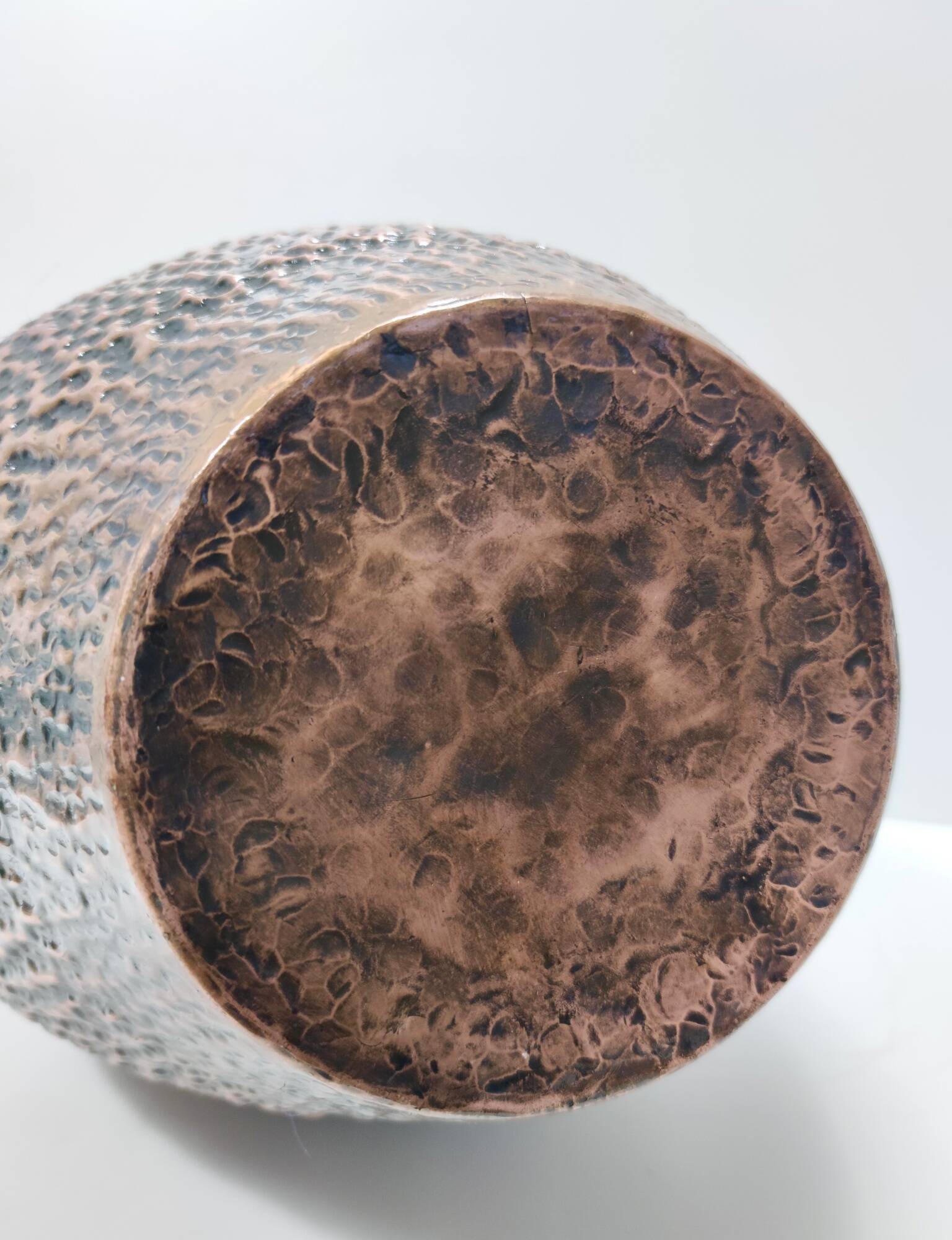 Grand vase pichet en cuivre gaufré par Egidio Casagrande, Italie