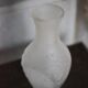 Vase italien vintage en verre moulé dépoli aux motifs de fleurs