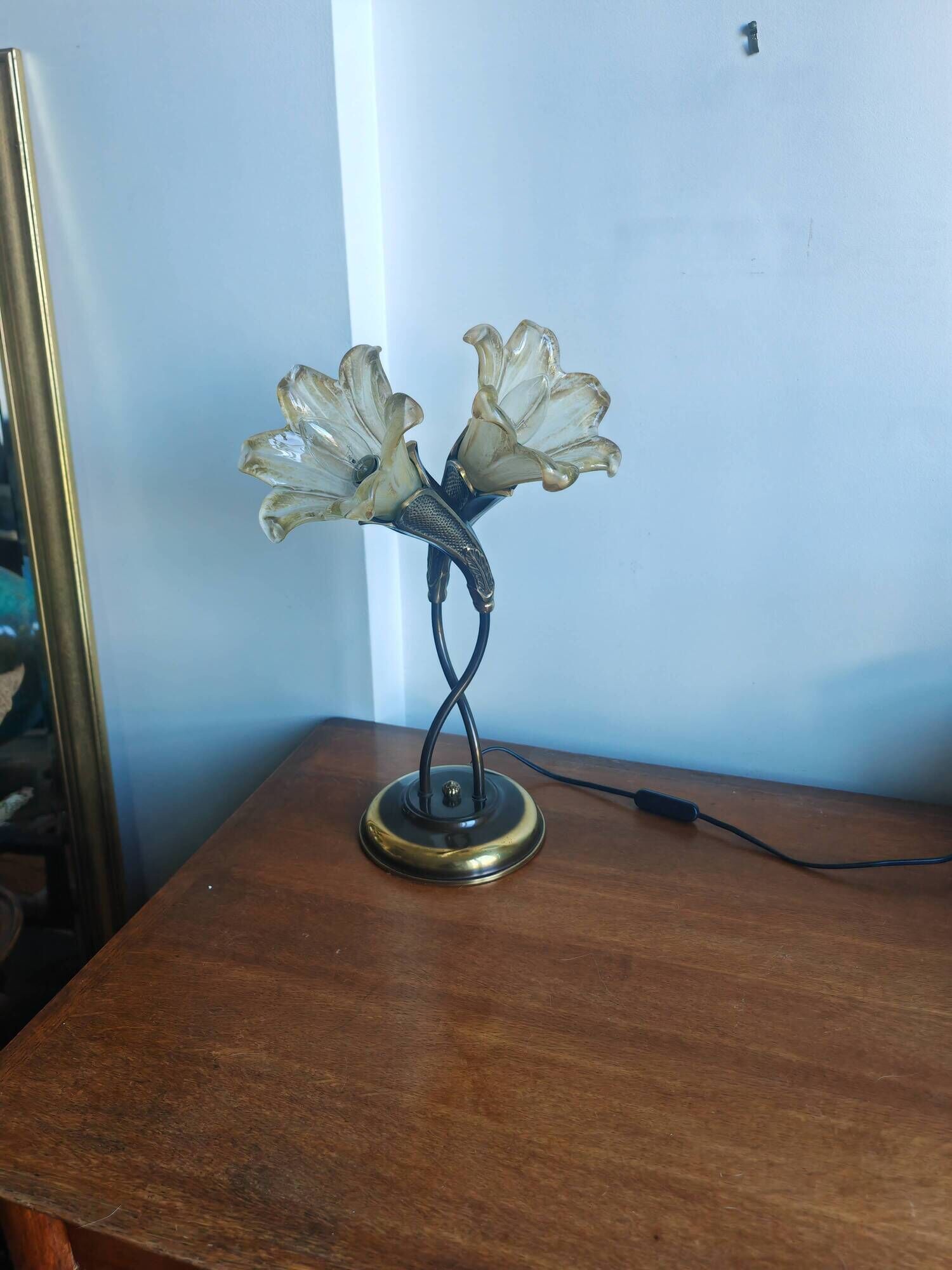 Double flower lamp Art Nouveau – Intertwined brass stems & art glass type