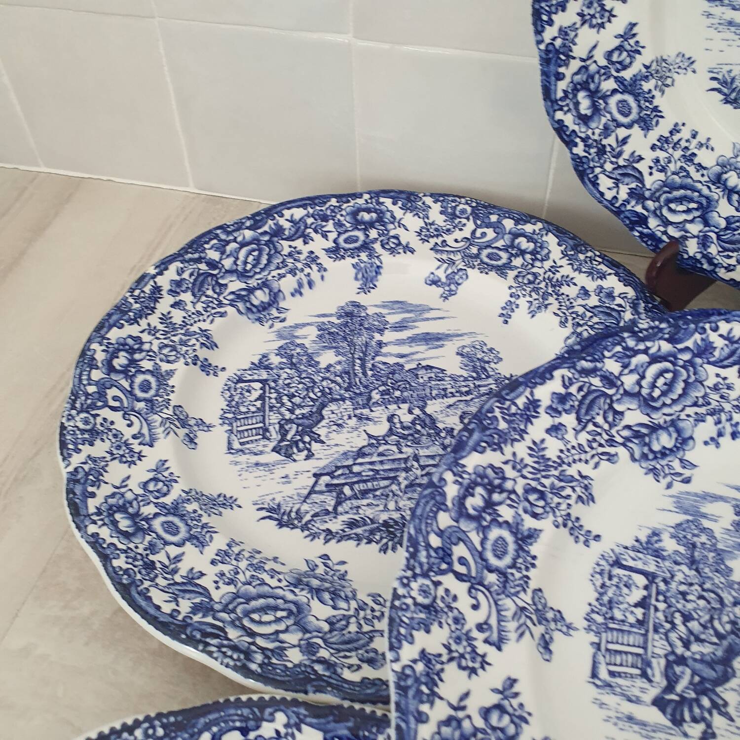 6 earthenware plates with floral and pastoral scene motifs