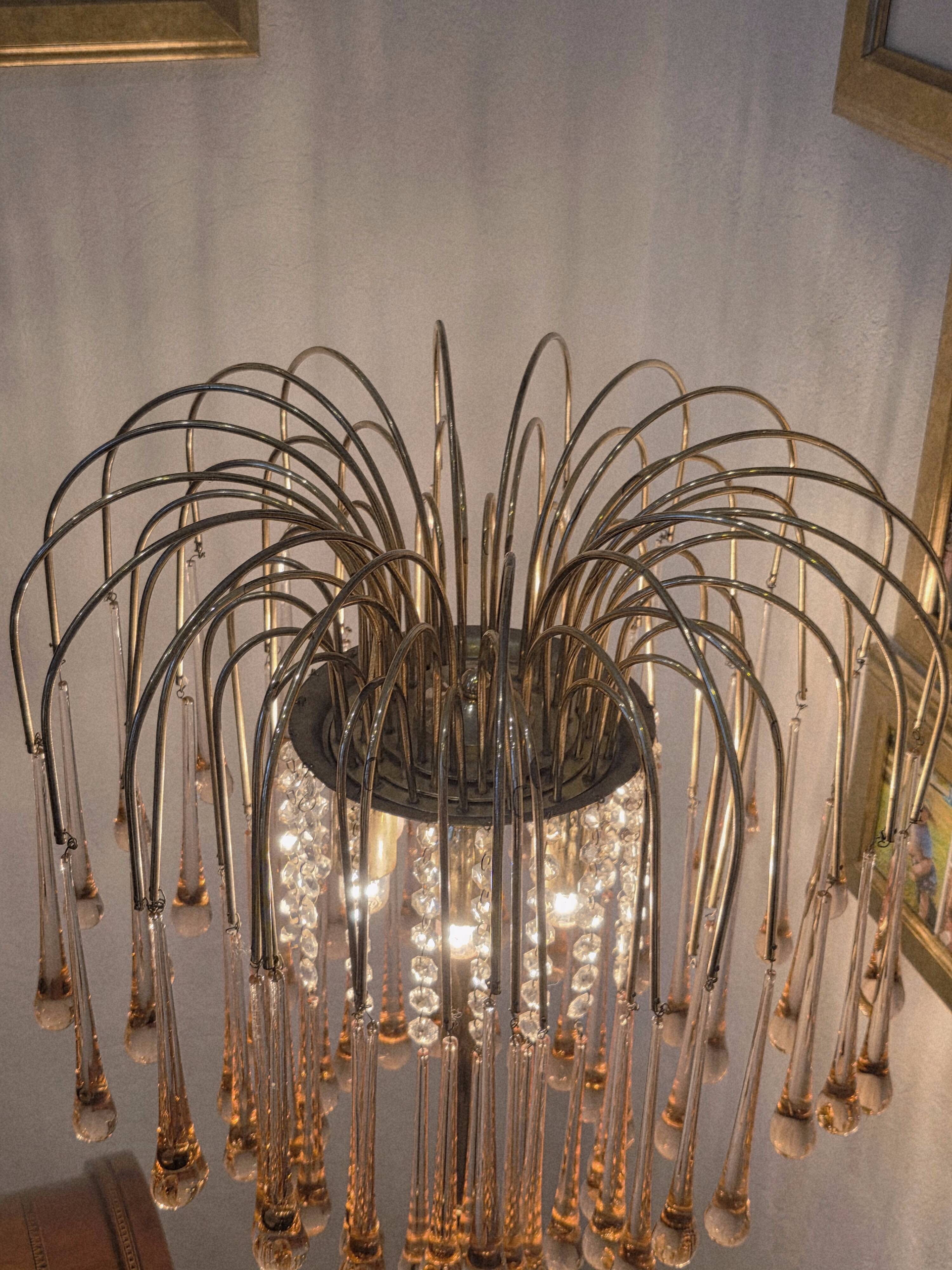 Lampe de sol vintage style Regency avec gouttes Murano en forme de cascade rose.