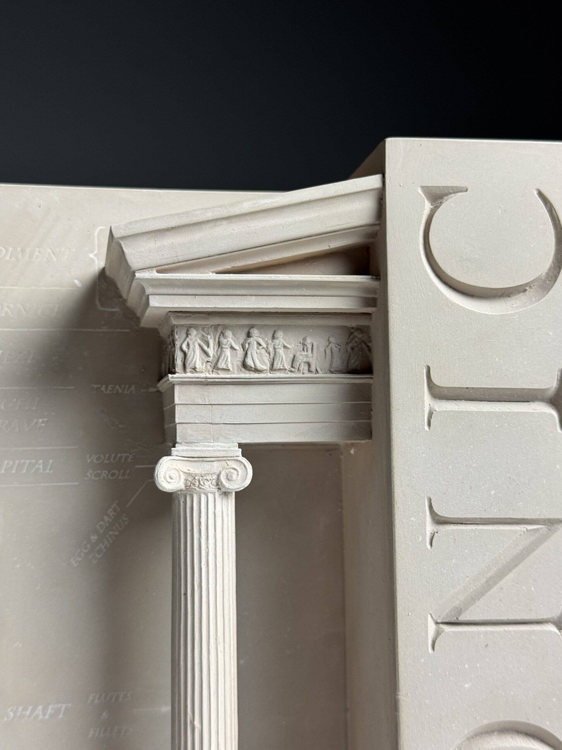 Set of ionic bookends