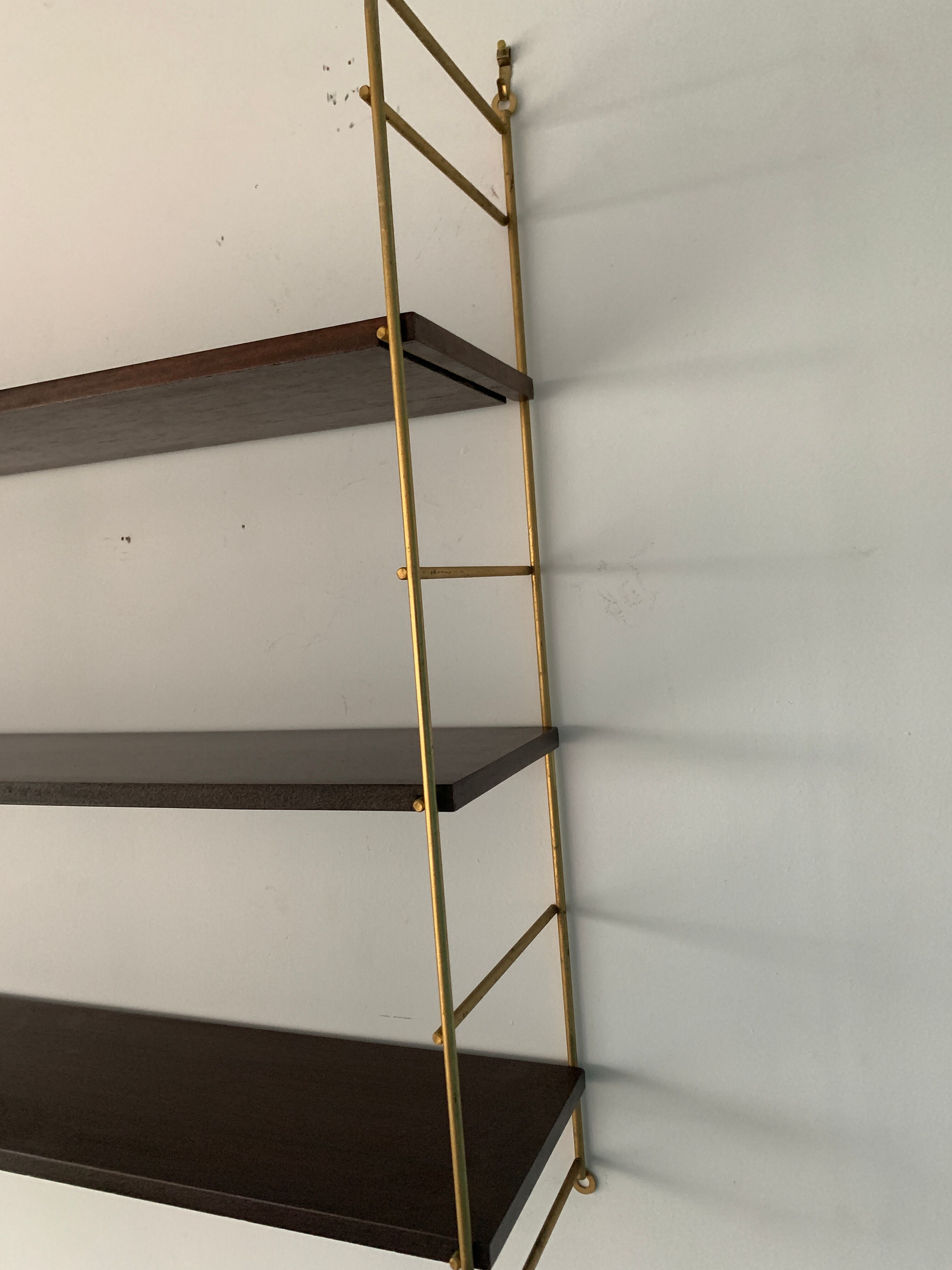 String wall shelf in wood and brass, 1960