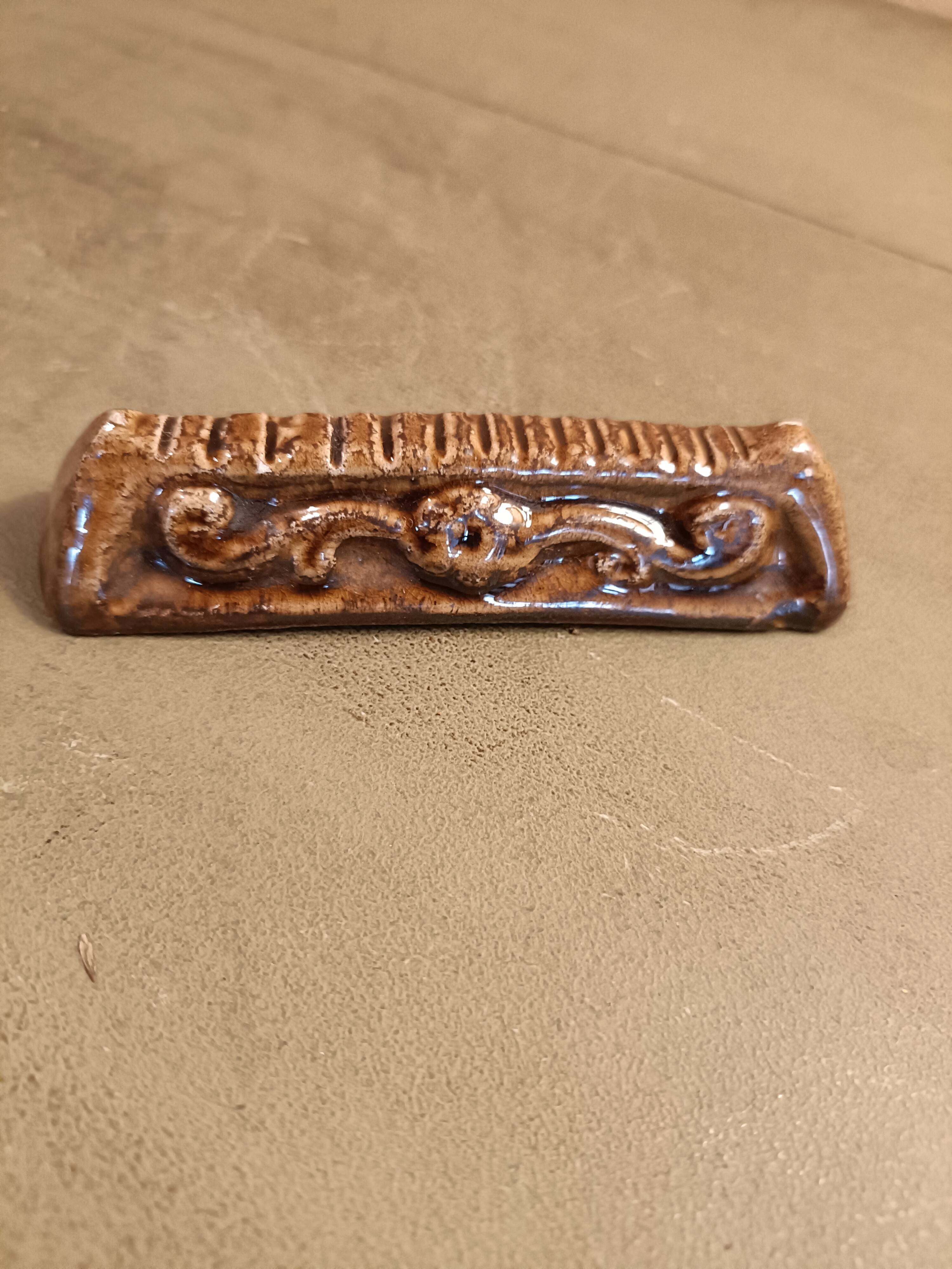 Ceramic slipware knife rest