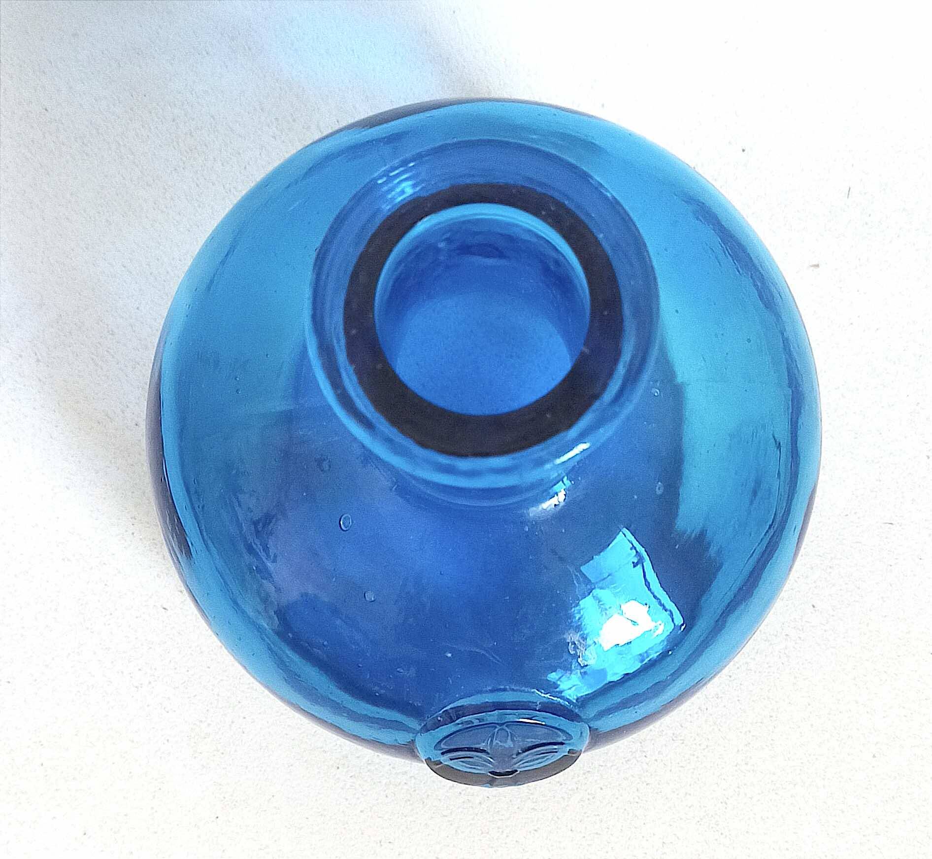 Carafe with blue Empoli stopper from the 70s Height 24.5 cm