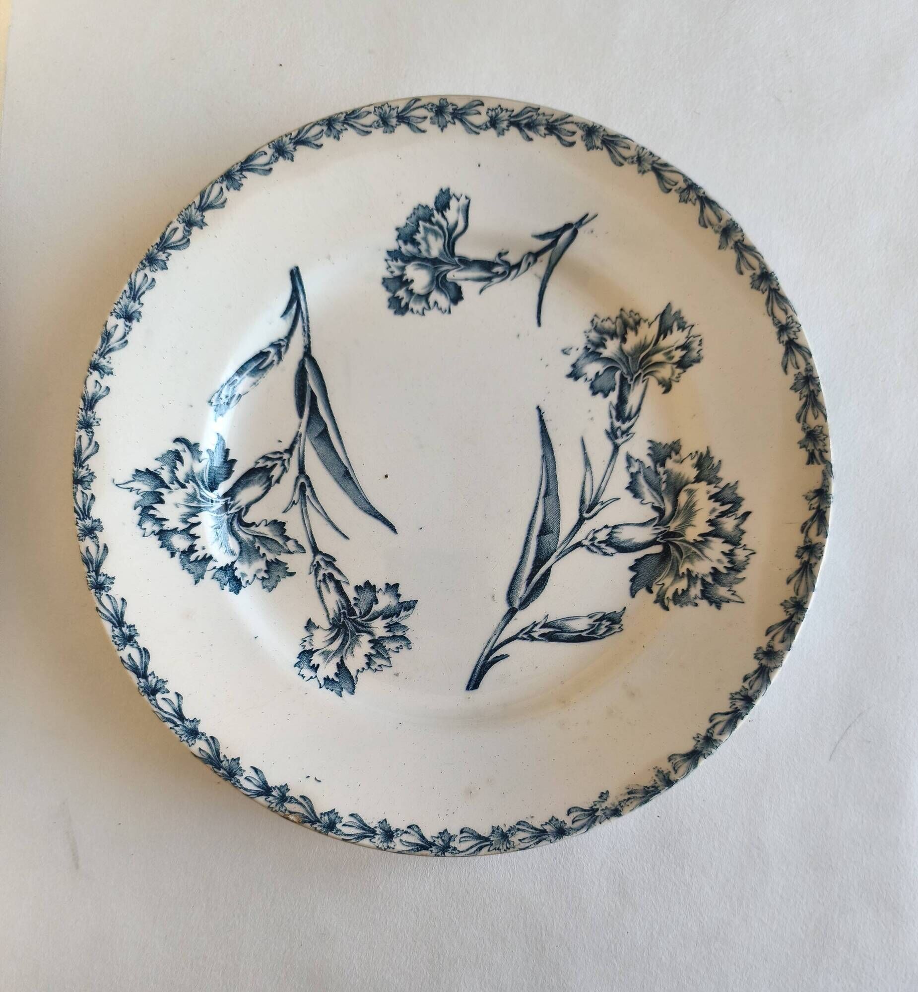 Two ironstone plates from Lunéville Keller and Guérin with a floral pattern.