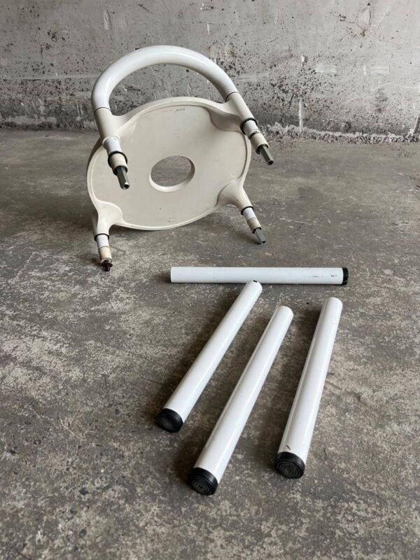 Tabouret Kartell en plastique moulé blanc avec pieds en métal — Anna Castelli Ferrieri, années 1970