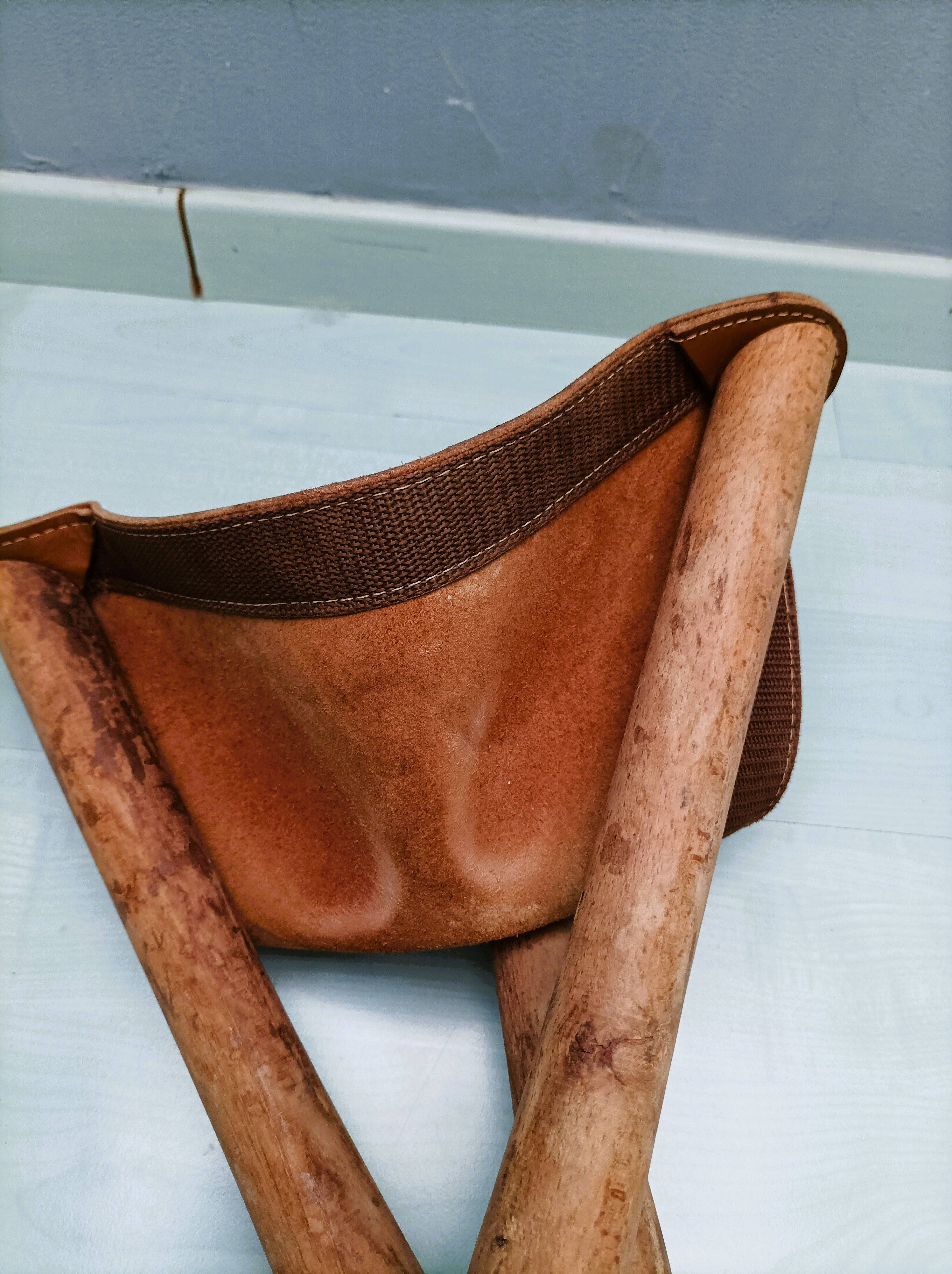 Foldable tripod stool