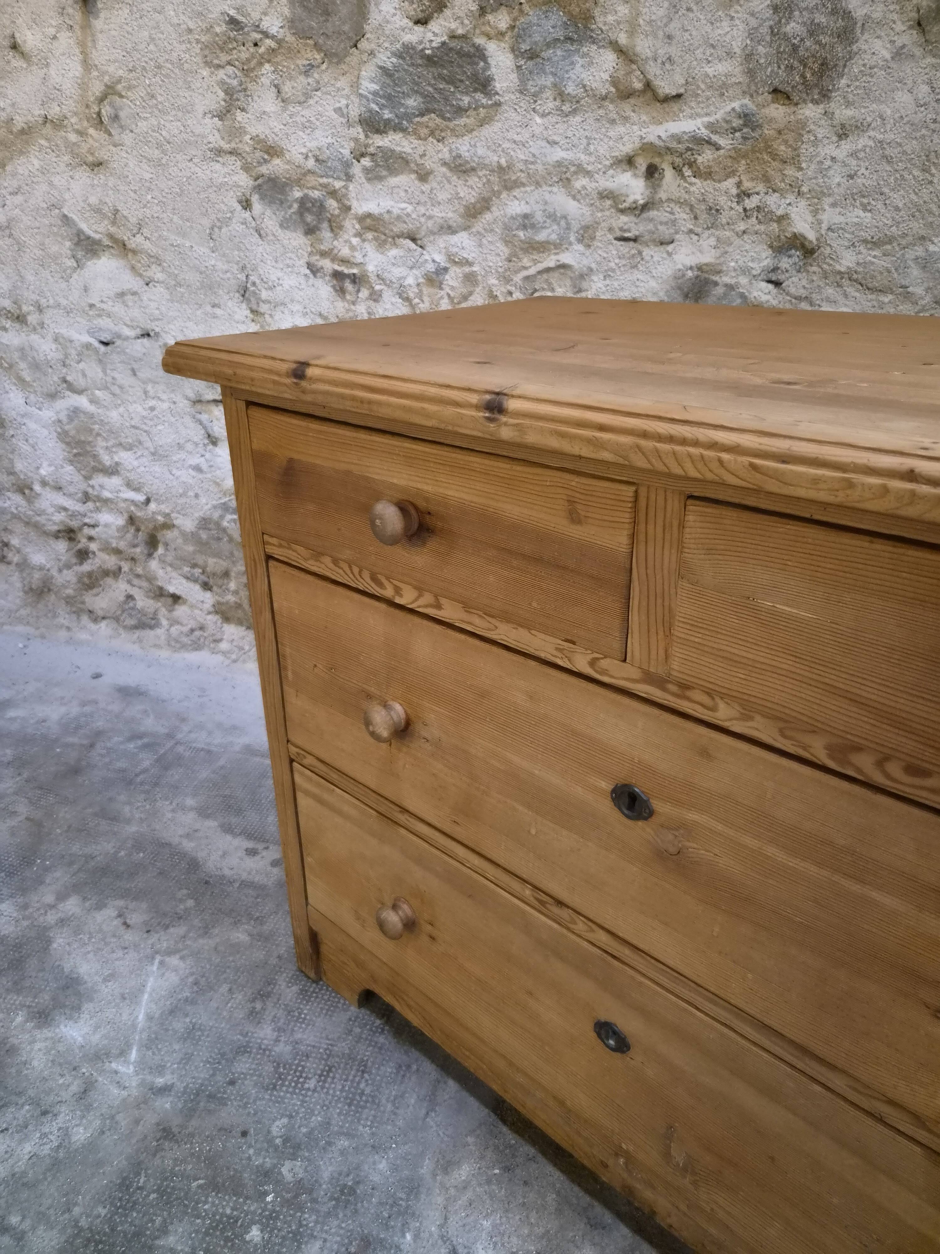 Commode ancienne rustique en pin, 4 tiroirs, vers 1880–1920