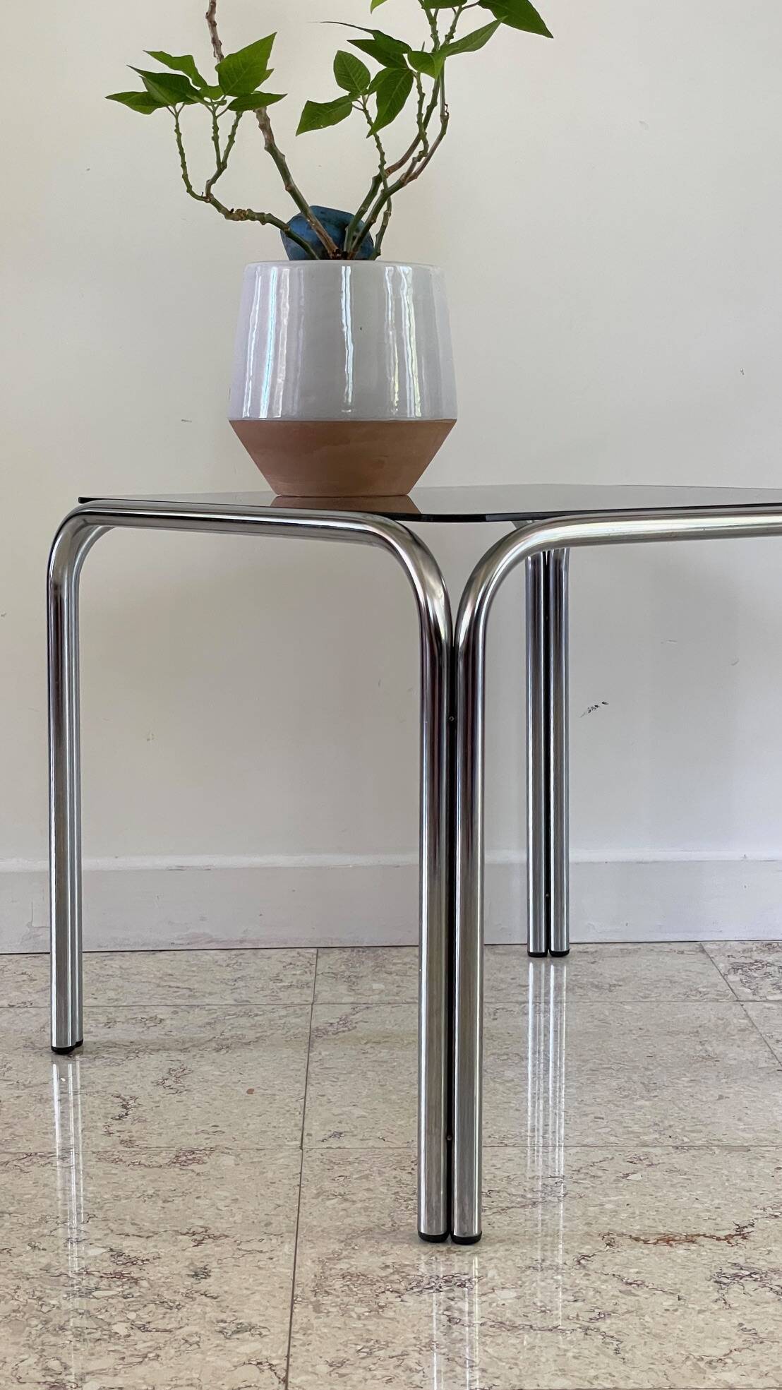 Table basse annees 70 verre et acier chromé