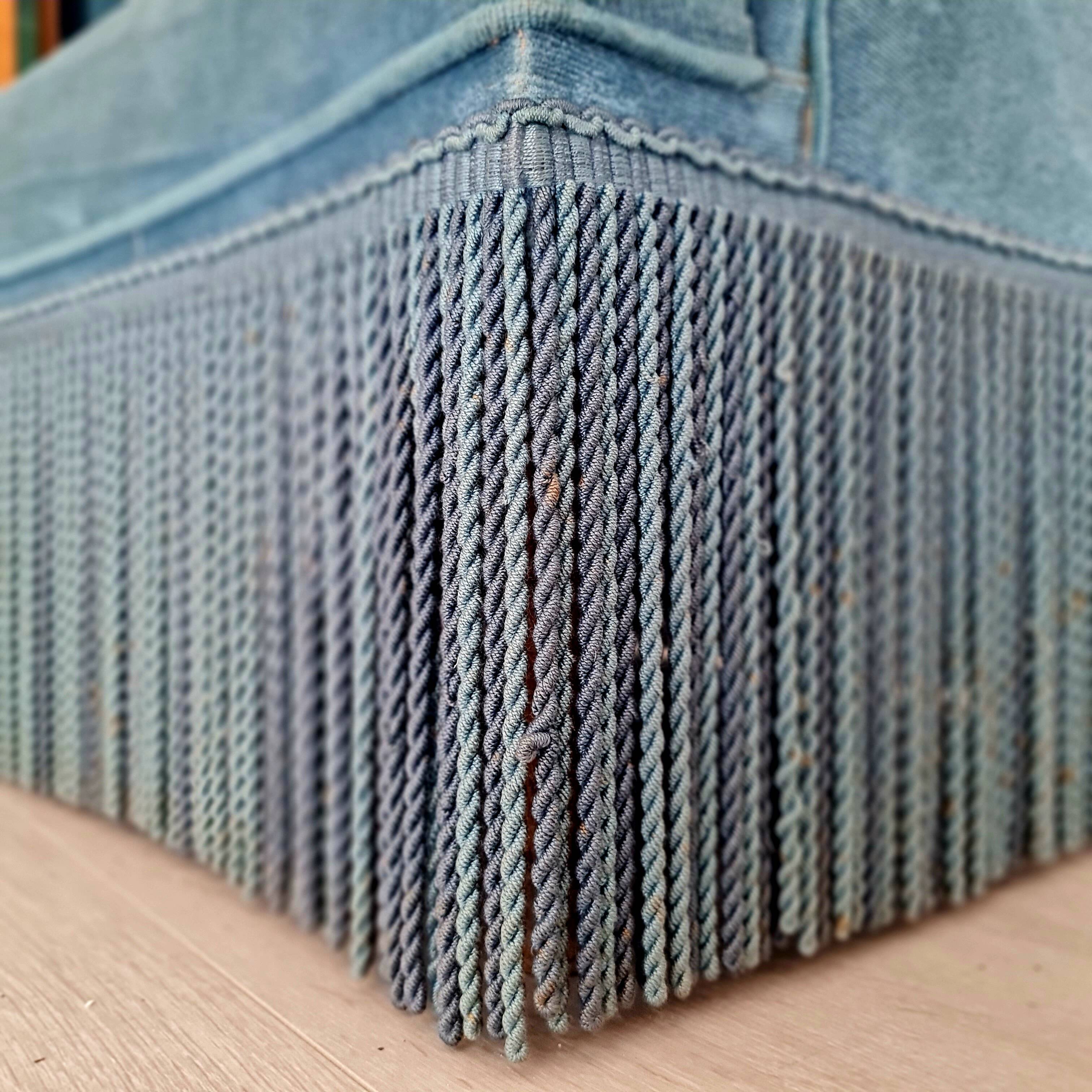 Banquette crapaud en velours bleu ras