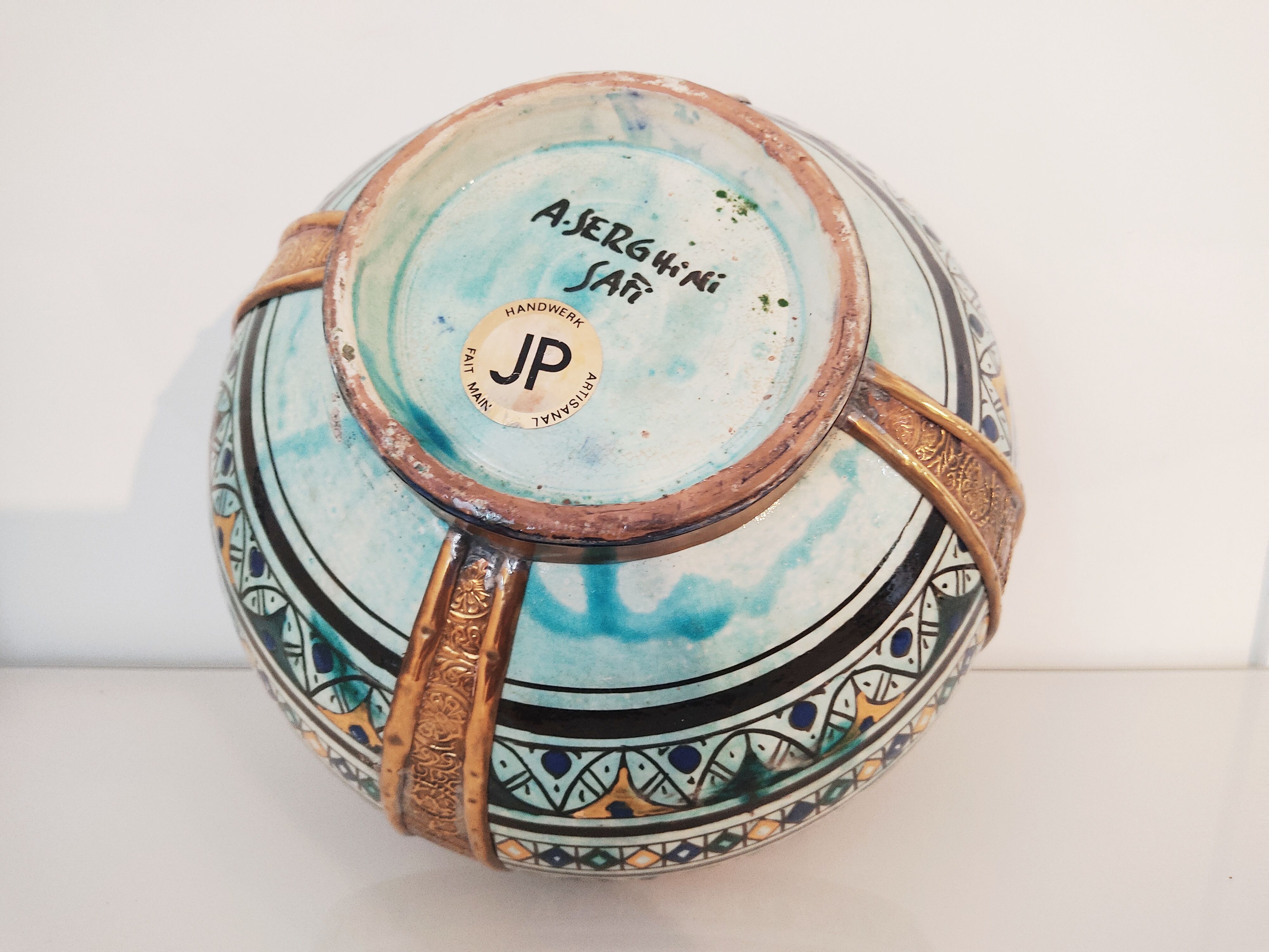 Cache pottery pot serghini safi morocco