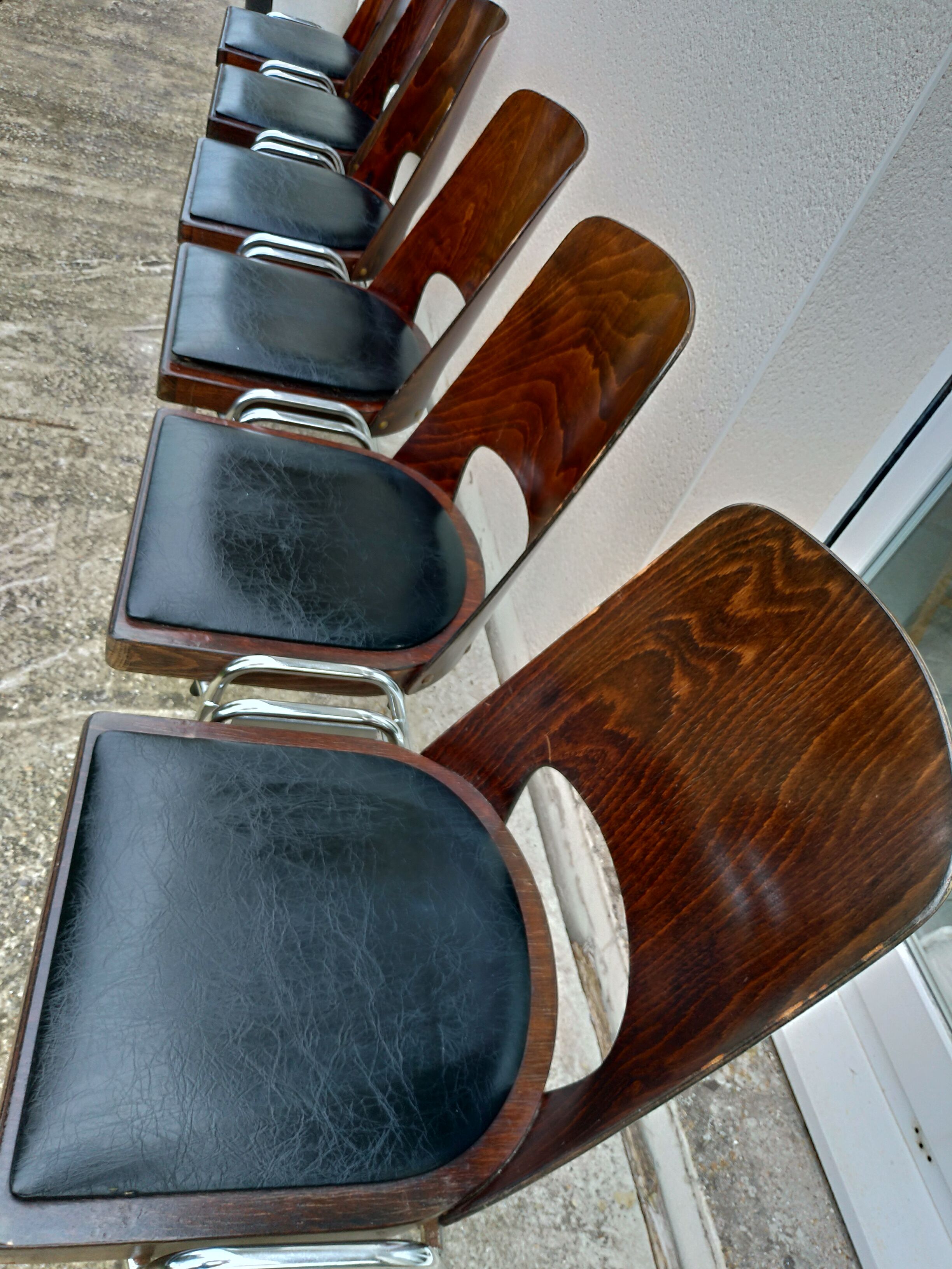 6 stackable Baumann chairs