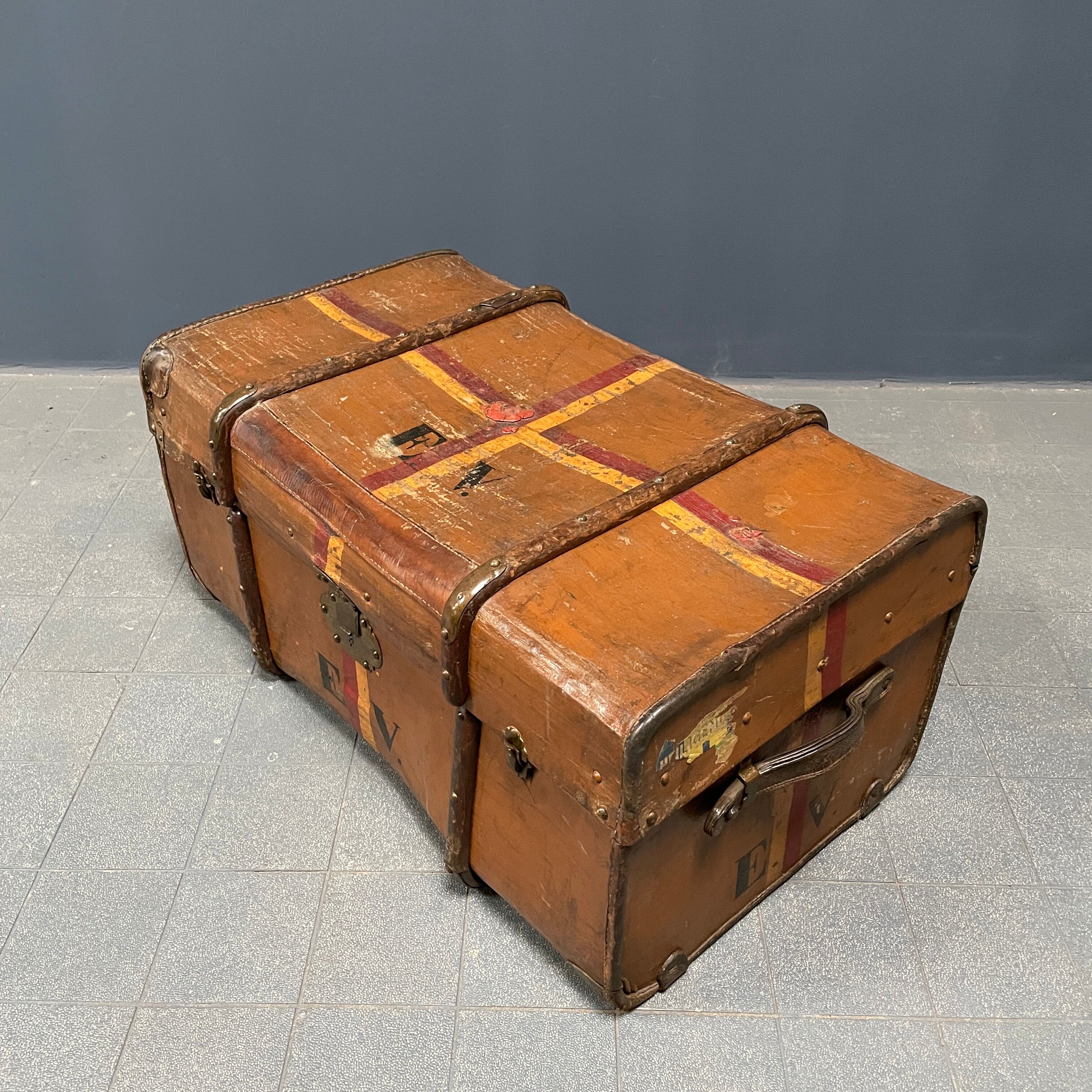 Antique brown travel case with wooden slides from the early 1900s