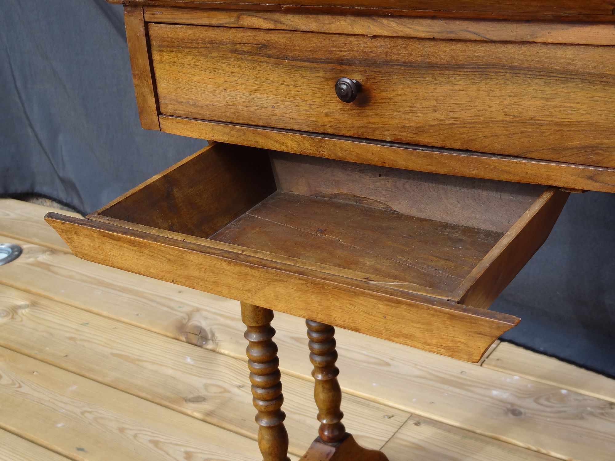 Walnut work table with two drawers, early nineteenth, 46 x 65 cm