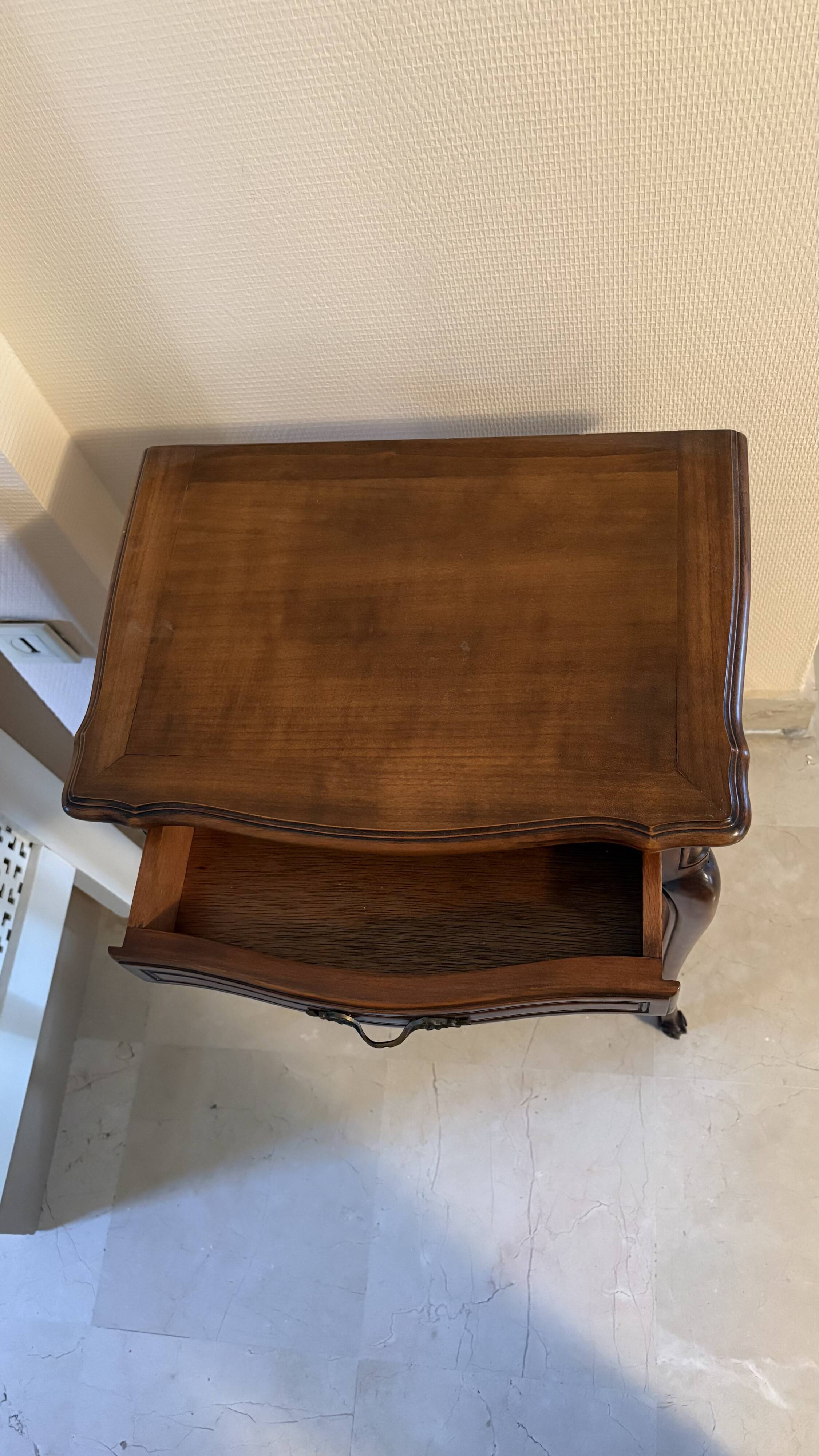 Petite table d'appoint en bois