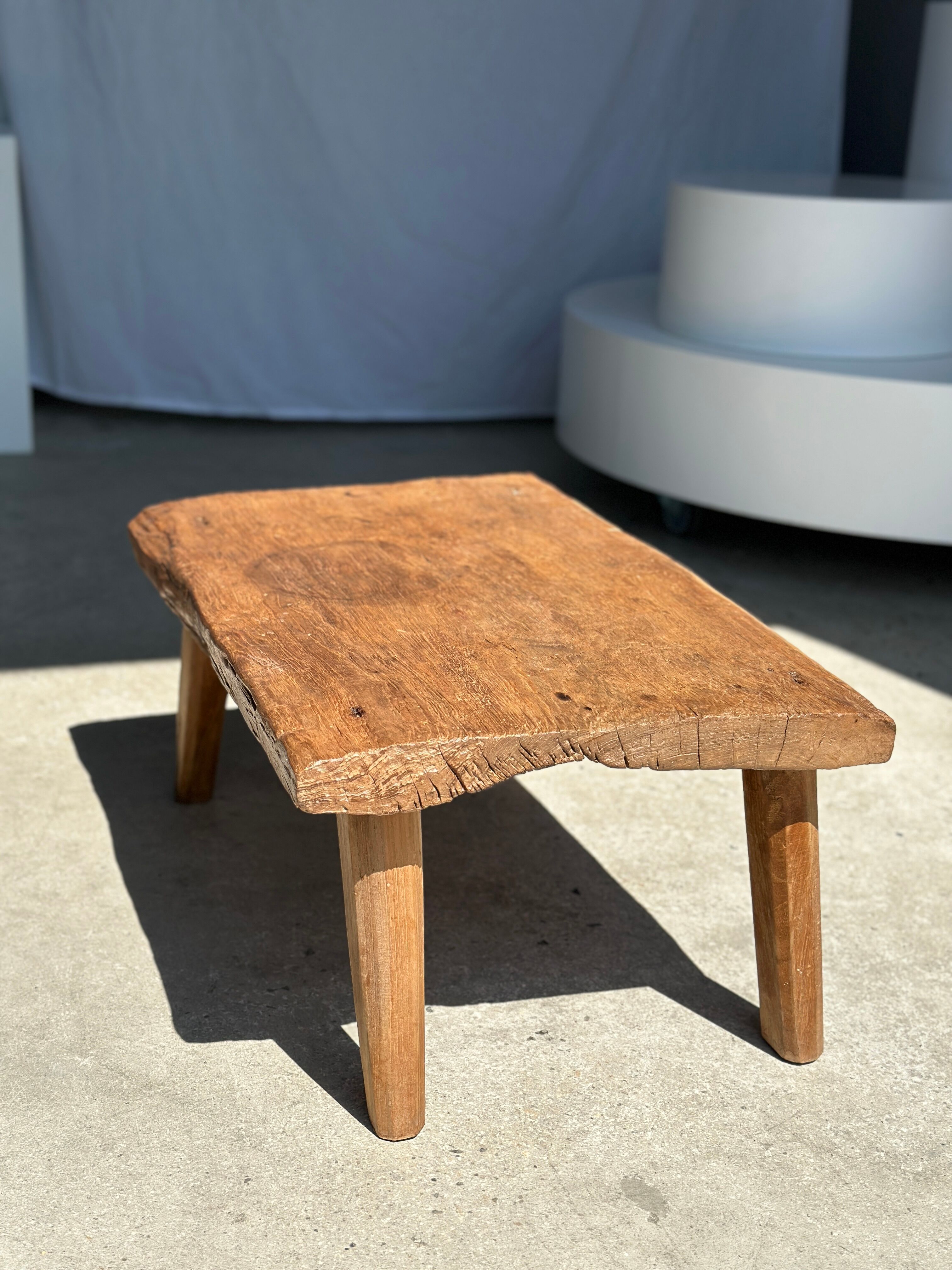 Coffee table in blond teak quadripod