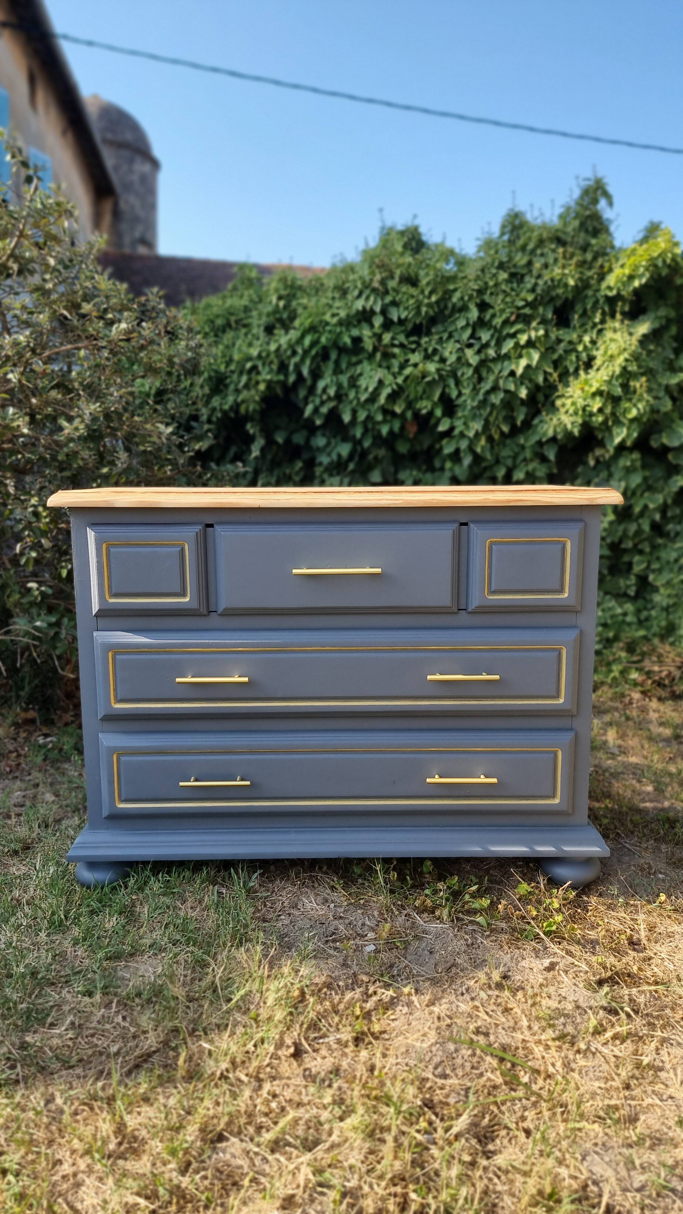 Wooden chest of drawers