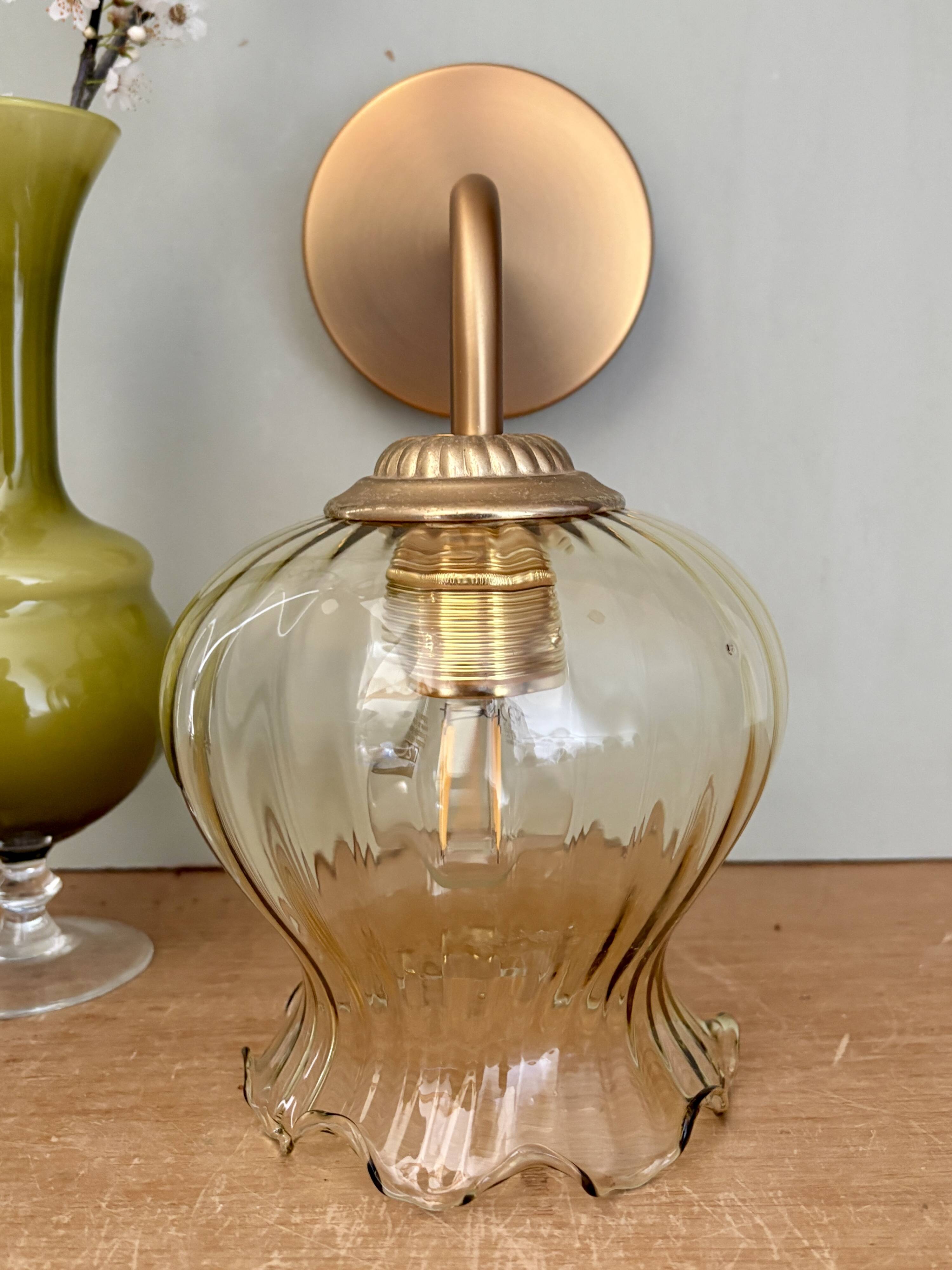 Applique coudée globe vintage en verre ambré