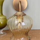 Applique coudée globe vintage en verre ambré
