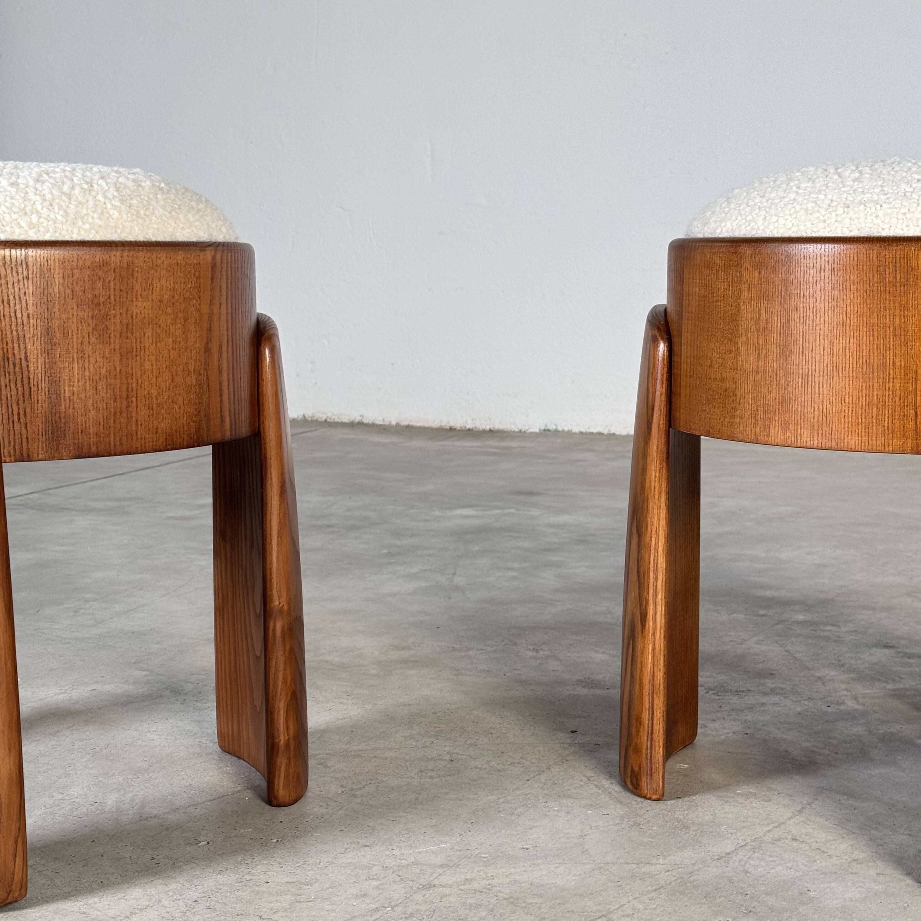 Paire de tabourets en frêne et tissu bouclé Dedar Milano par Forme