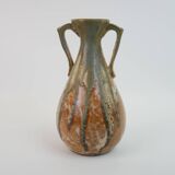 Vase en céramique en forme d'amphore antique