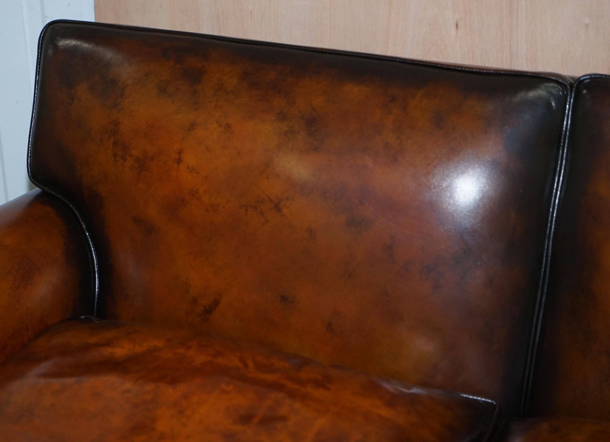 Two-seater canapé in aged leather, Victorian style.