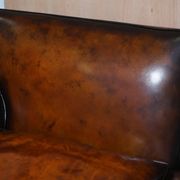 Two-seater canapé in aged leather, Victorian style.