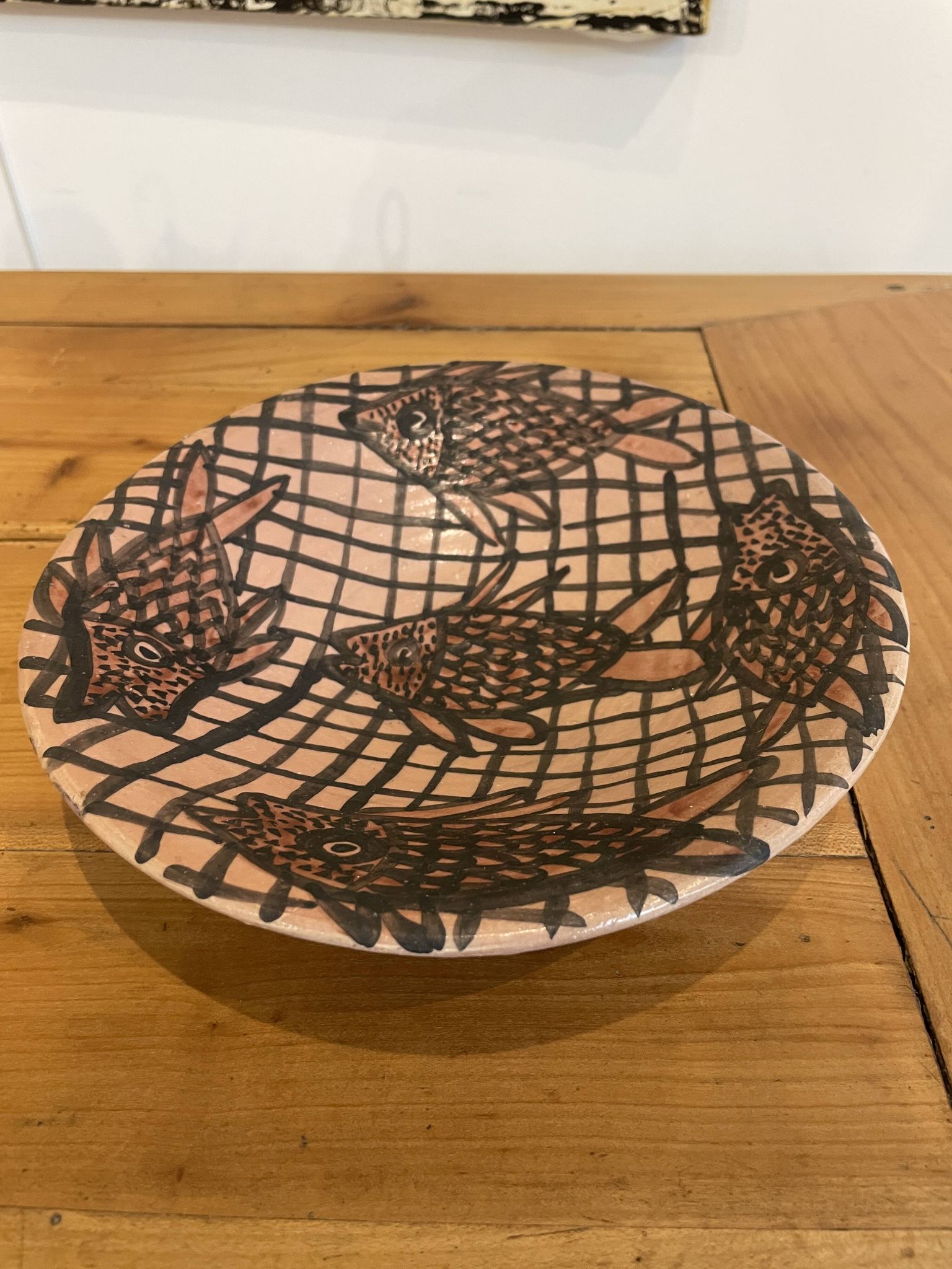 Assiette moderniste en céramique "Poissons au filet" – Atelier Segui