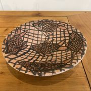 Assiette moderniste en céramique "Poissons au filet" – Atelier Segui