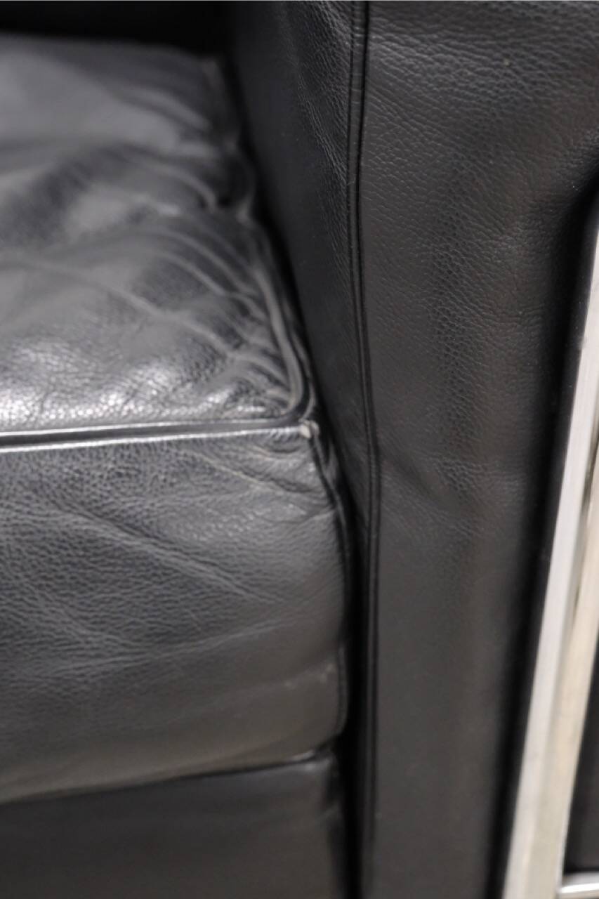 LC2 armchair in black leather – Design Le Corbusier, Pierre Jeanneret & Charlotte Perriand