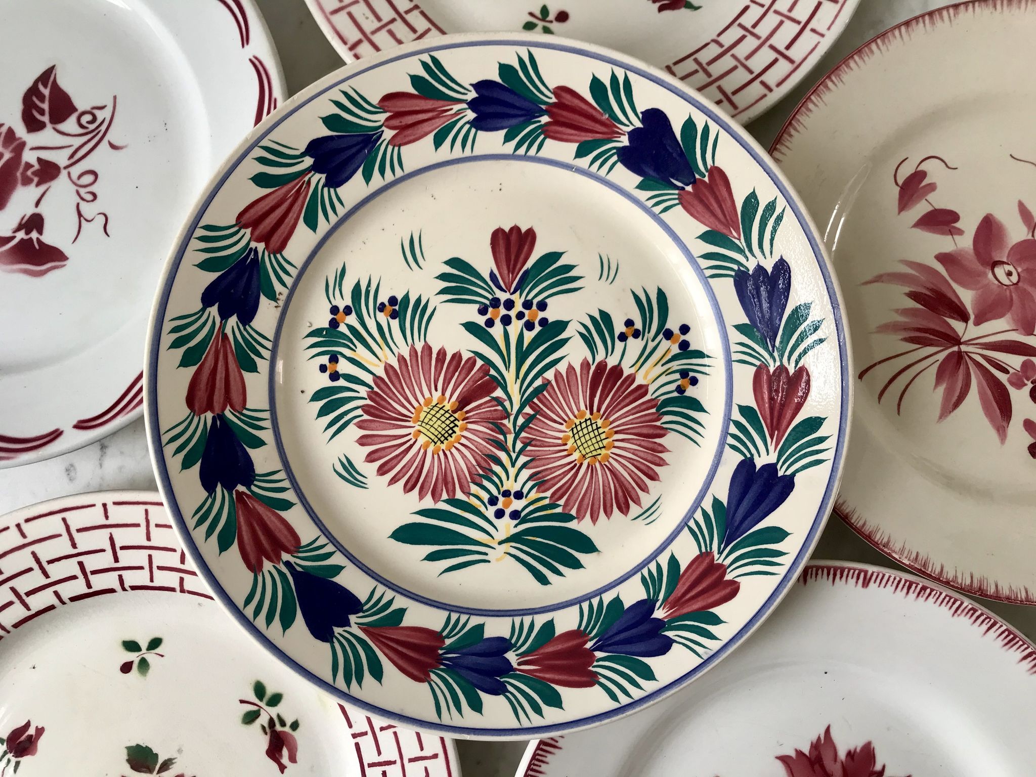 Set of 6 flat plates mismatched pink Badonviller, Longchamp, Digoin "Rosa" and Quimper