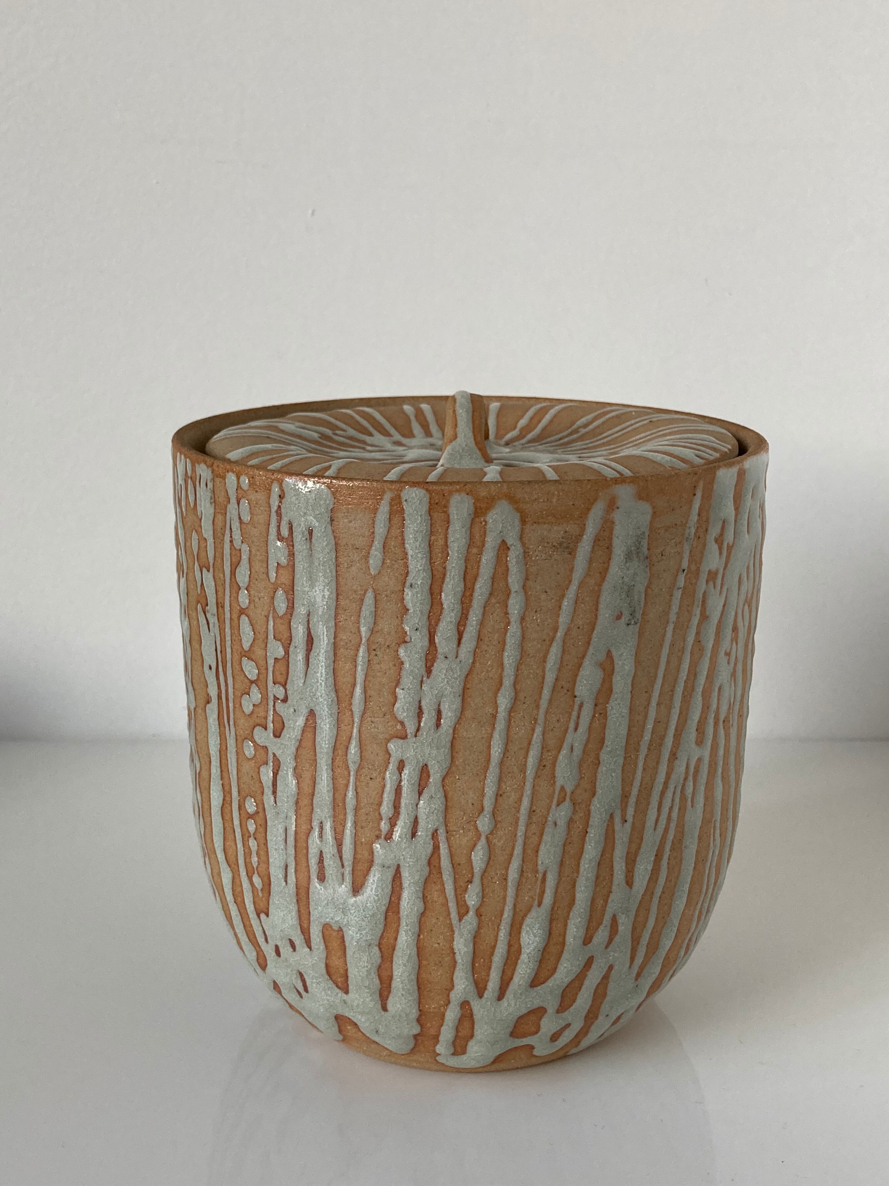 Large Japanese minguei covered pot in stoneware decorated with fine coulure, enamelled interior