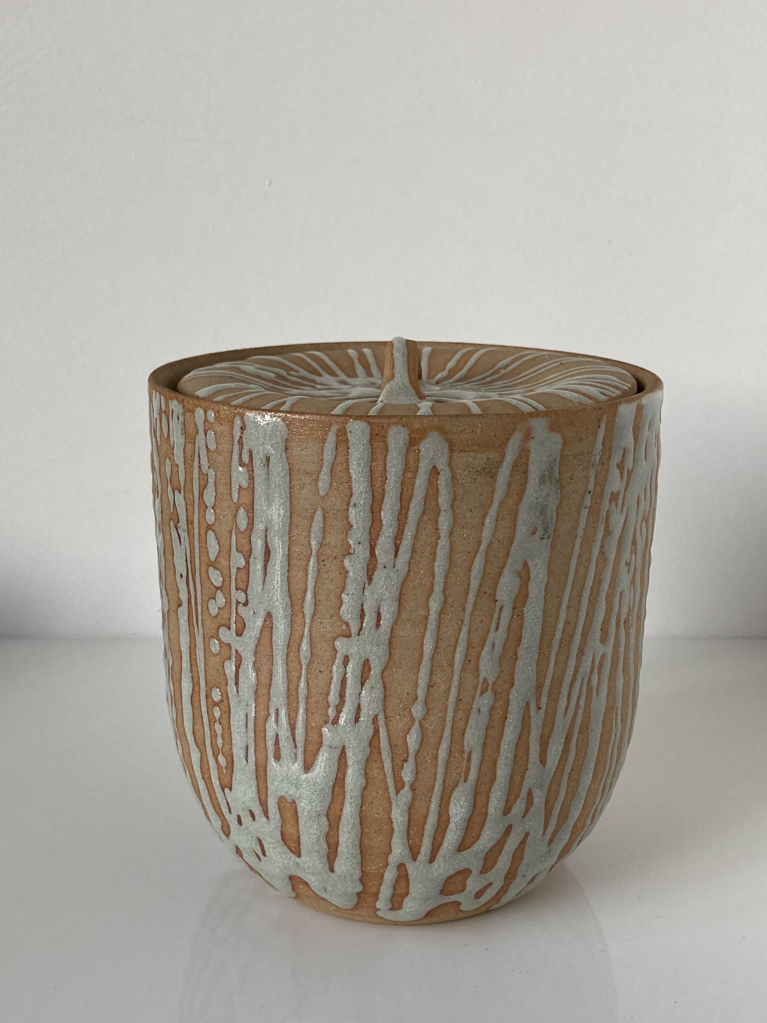 Pot couvert japonais minguei en grès à décor de fines coulure, l’intérieur émaillé