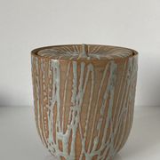Pot couvert japonais minguei en grès à décor de fines coulure, l’intérieur émaillé