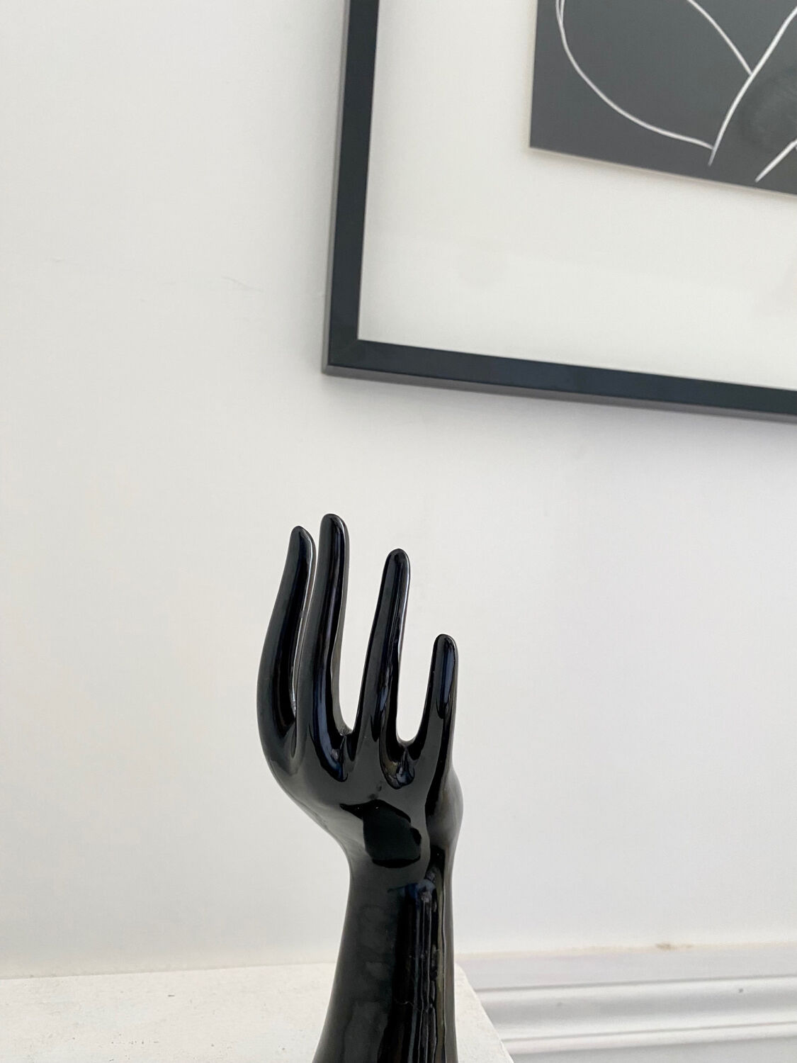 Black ceramic ring hand